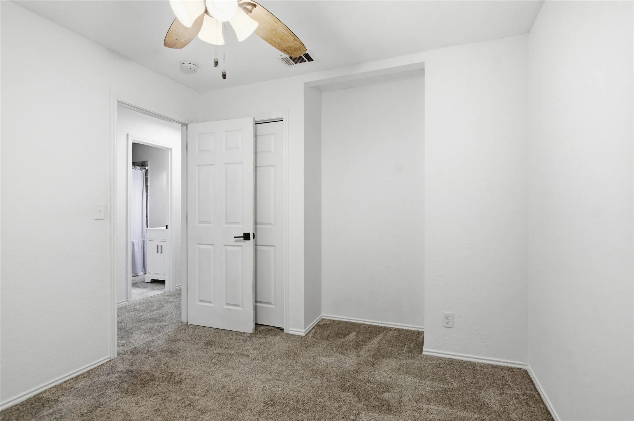 Single Family Residence For Sale in Tarrant County , 372 La Quinta Circle S, Keller, Texas 76248, 4 Bedroom, 2 Bathroom, 2 Garage spaces, 1,787 Sqft, built in 1984, mls#21278858, Real Estate Agent in Keller, Homes For Sale in Tarrant county, Homes For Sale in Keller, Realtor in Keller Texas, Real Estate Brokerage Independent Realty Texas, Luminita Cordes Realtor