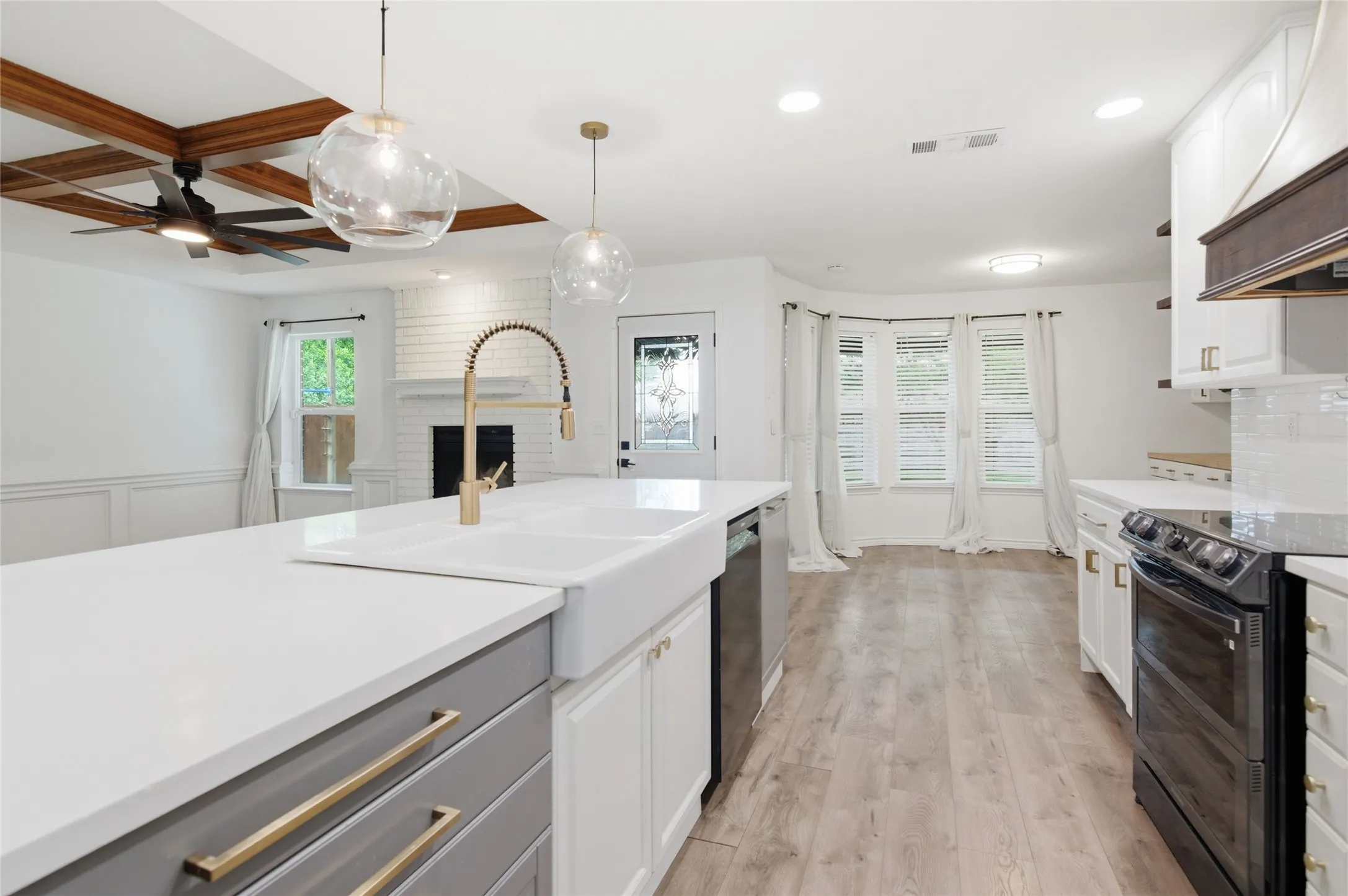 Single Family Residence For Sale in Tarrant County , 372 La Quinta Circle S, Keller, Texas 76248, 4 Bedroom, 2 Bathroom, 2 Garage spaces, 1,787 Sqft, built in 1984, mls#21278858, Real Estate Agent in Keller, Homes For Sale in Tarrant county, Homes For Sale in Keller, Realtor in Keller Texas, Real Estate Brokerage Independent Realty Texas, Luminita Cordes Realtor