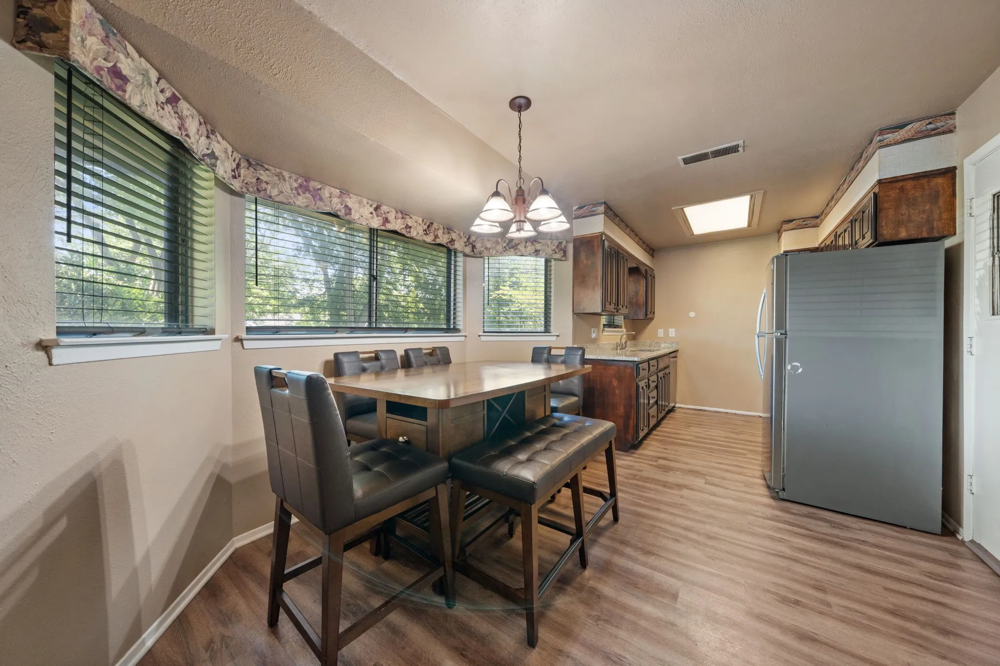 Single Family Residence For Sale in Dallas County , 8105 Silverdale Drive, Dallas, Texas 75232, 3 Bedroom, 2 Bathroom, 2 Garage spaces, 1,240 Sqft, built in 1967, mls#21272295, Real Estate Agent in Dallas, Homes For Sale in Dallas county, Homes For Sale in Dallas, Realtor in Dallas Texas, Real Estate Brokerage Independent Realty Texas, Luminita Cordes Realtor
