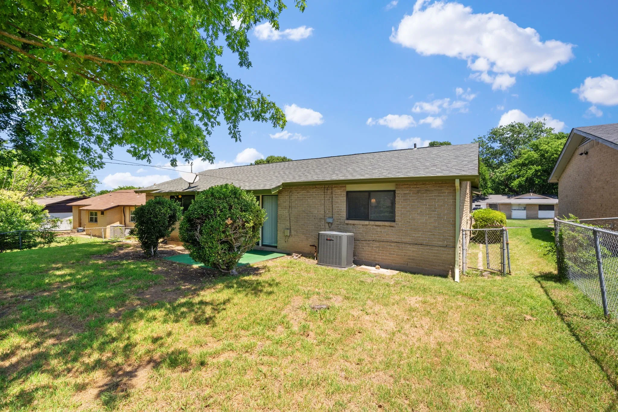 Single Family Residence For Sale in Dallas County , 8105 Silverdale Drive, Dallas, Texas 75232, 3 Bedroom, 2 Bathroom, 2 Garage spaces, 1,240 Sqft, built in 1967, mls#21272295, Real Estate Agent in Dallas, Homes For Sale in Dallas county, Homes For Sale in Dallas, Realtor in Dallas Texas, Real Estate Brokerage Independent Realty Texas, Luminita Cordes Realtor