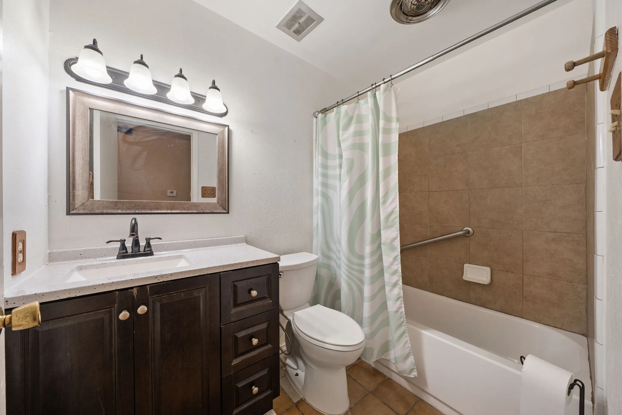 Single Family Residence For Sale in Dallas County , 8105 Silverdale Drive, Dallas, Texas 75232, 3 Bedroom, 2 Bathroom, 2 Garage spaces, 1,240 Sqft, built in 1967, mls#21272295, Real Estate Agent in Dallas, Homes For Sale in Dallas county, Homes For Sale in Dallas, Realtor in Dallas Texas, Real Estate Brokerage Independent Realty Texas, Luminita Cordes Realtor