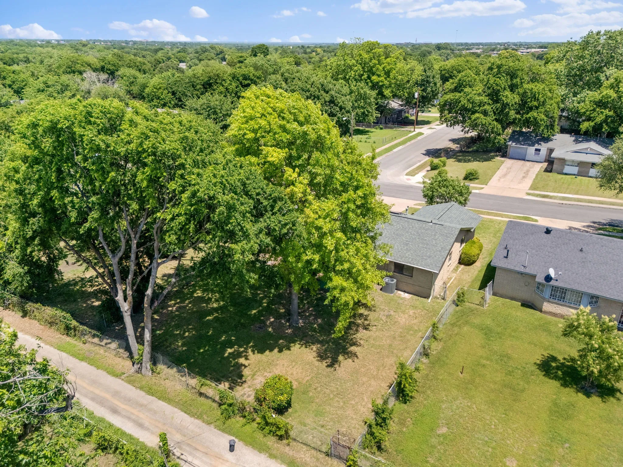 Single Family Residence For Sale in Dallas County , 8105 Silverdale Drive, Dallas, Texas 75232, 3 Bedroom, 2 Bathroom, 2 Garage spaces, 1,240 Sqft, built in 1967, mls#21272295, Real Estate Agent in Dallas, Homes For Sale in Dallas county, Homes For Sale in Dallas, Realtor in Dallas Texas, Real Estate Brokerage Independent Realty Texas, Luminita Cordes Realtor