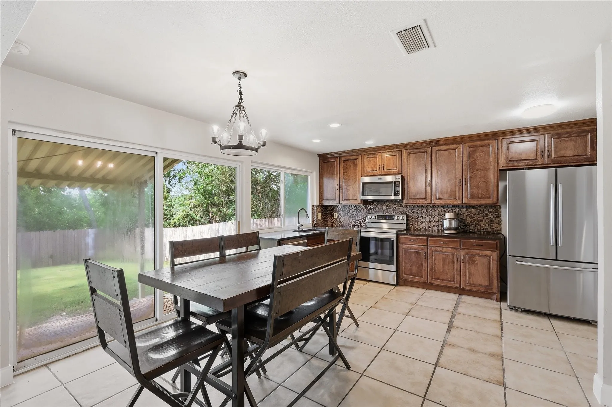 Single Family Residence For Sale in Dallas County , 1839 Sherwood Lane, Carrollton, Texas 75006, 3 Bedroom, 2 Bathroom, 2 Garage spaces, 1,363 Sqft, built in 1970, mls#21279981, Real Estate Agent in Carrollton, Homes For Sale in Dallas county, Homes For Sale in Carrollton, Realtor in Carrollton Texas, Real Estate Brokerage Independent Realty Texas, Luminita Cordes Realtor
