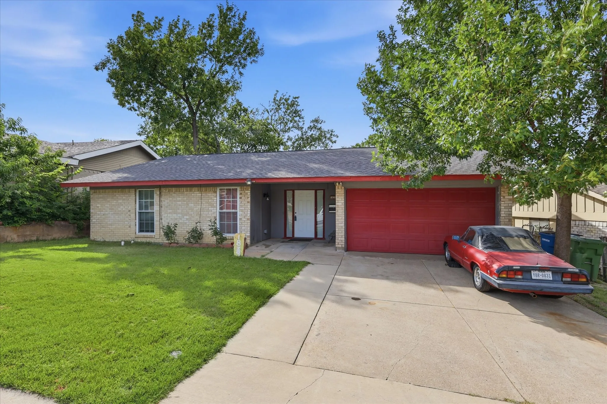 Single Family Residence For Sale in Dallas County , 1839 Sherwood Lane, Carrollton, Texas 75006, 3 Bedroom, 2 Bathroom, 2 Garage spaces, 1,363 Sqft, built in 1970, mls#21279981, Real Estate Agent in Carrollton, Homes For Sale in Dallas county, Homes For Sale in Carrollton, Realtor in Carrollton Texas, Real Estate Brokerage Independent Realty Texas, Luminita Cordes Realtor