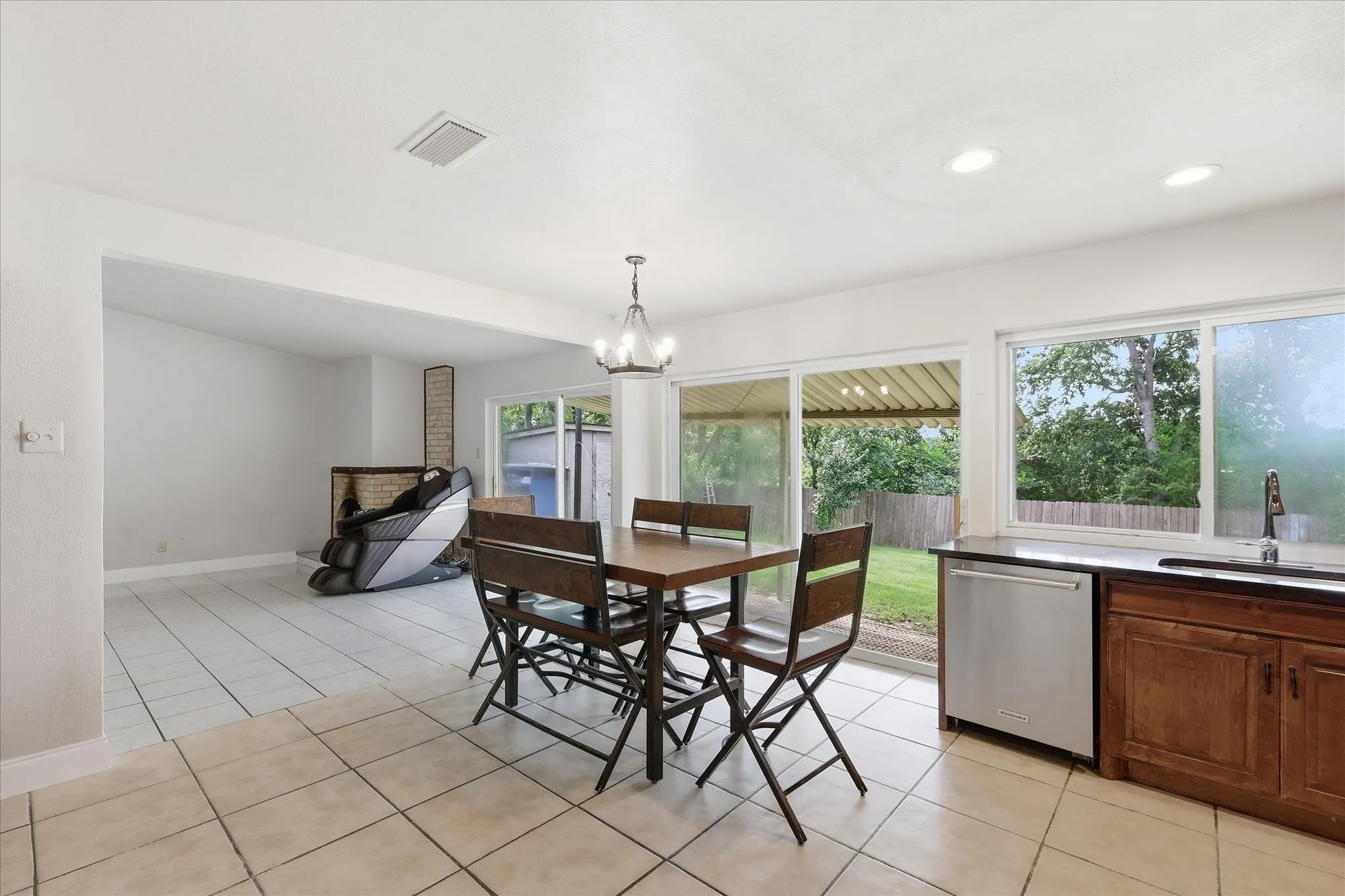 Single Family Residence For Sale in Dallas County , 1839 Sherwood Lane, Carrollton, Texas 75006, 3 Bedroom, 2 Bathroom, 2 Garage spaces, 1,363 Sqft, built in 1970, mls#21279981, Real Estate Agent in Carrollton, Homes For Sale in Dallas county, Homes For Sale in Carrollton, Realtor in Carrollton Texas, Real Estate Brokerage Independent Realty Texas, Luminita Cordes Realtor