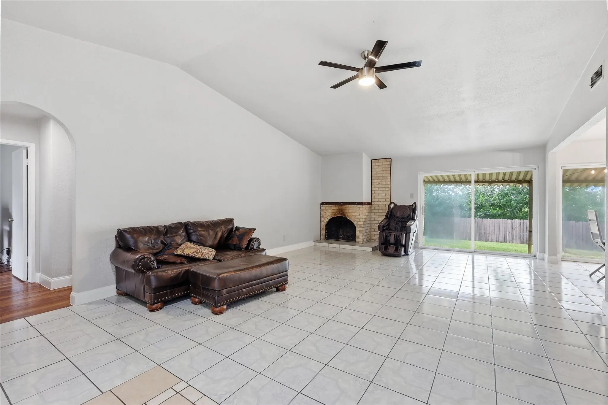 Single Family Residence For Sale in Dallas County , 1839 Sherwood Lane, Carrollton, Texas 75006, 3 Bedroom, 2 Bathroom, 2 Garage spaces, 1,363 Sqft, built in 1970, mls#21279981, Real Estate Agent in Carrollton, Homes For Sale in Dallas county, Homes For Sale in Carrollton, Realtor in Carrollton Texas, Real Estate Brokerage Independent Realty Texas, Luminita Cordes Realtor