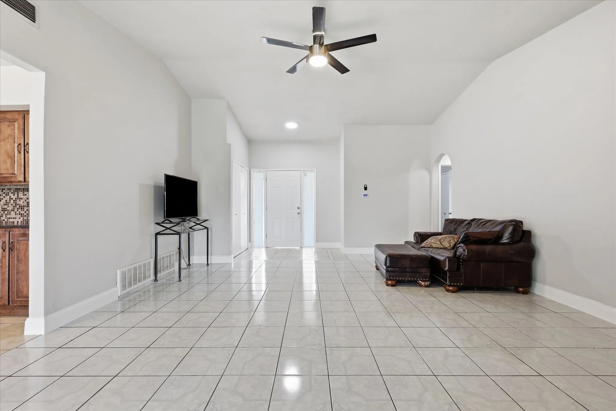 Single Family Residence For Sale in Dallas County , 1839 Sherwood Lane, Carrollton, Texas 75006, 3 Bedroom, 2 Bathroom, 2 Garage spaces, 1,363 Sqft, built in 1970, mls#21279981, Real Estate Agent in Carrollton, Homes For Sale in Dallas county, Homes For Sale in Carrollton, Realtor in Carrollton Texas, Real Estate Brokerage Independent Realty Texas, Luminita Cordes Realtor