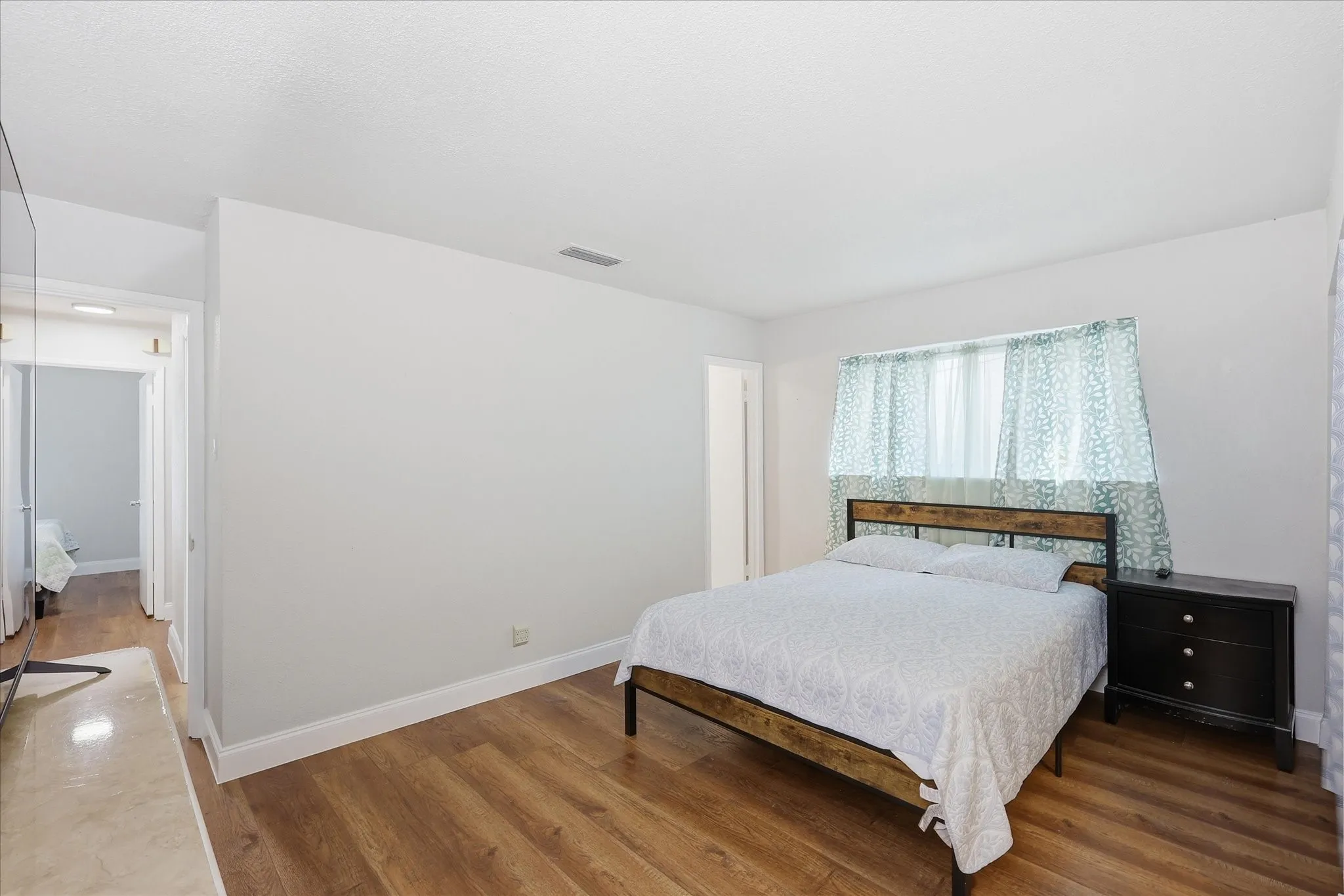 Single Family Residence For Sale in Dallas County , 1839 Sherwood Lane, Carrollton, Texas 75006, 3 Bedroom, 2 Bathroom, 2 Garage spaces, 1,363 Sqft, built in 1970, mls#21279981, Real Estate Agent in Carrollton, Homes For Sale in Dallas county, Homes For Sale in Carrollton, Realtor in Carrollton Texas, Real Estate Brokerage Independent Realty Texas, Luminita Cordes Realtor