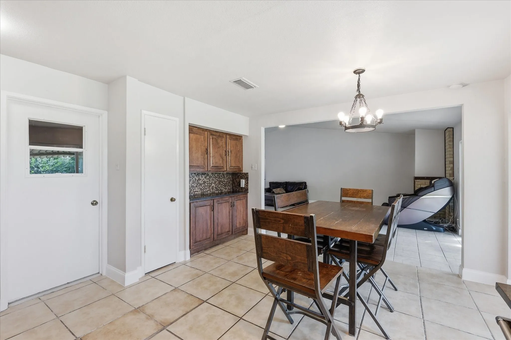 Single Family Residence For Sale in Dallas County , 1839 Sherwood Lane, Carrollton, Texas 75006, 3 Bedroom, 2 Bathroom, 2 Garage spaces, 1,363 Sqft, built in 1970, mls#21279981, Real Estate Agent in Carrollton, Homes For Sale in Dallas county, Homes For Sale in Carrollton, Realtor in Carrollton Texas, Real Estate Brokerage Independent Realty Texas, Luminita Cordes Realtor