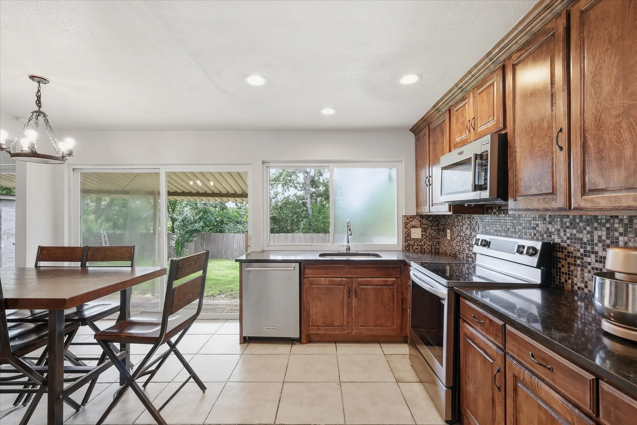 Single Family Residence For Sale in Dallas County , 1839 Sherwood Lane, Carrollton, Texas 75006, 3 Bedroom, 2 Bathroom, 2 Garage spaces, 1,363 Sqft, built in 1970, mls#21279981, Real Estate Agent in Carrollton, Homes For Sale in Dallas county, Homes For Sale in Carrollton, Realtor in Carrollton Texas, Real Estate Brokerage Independent Realty Texas, Luminita Cordes Realtor
