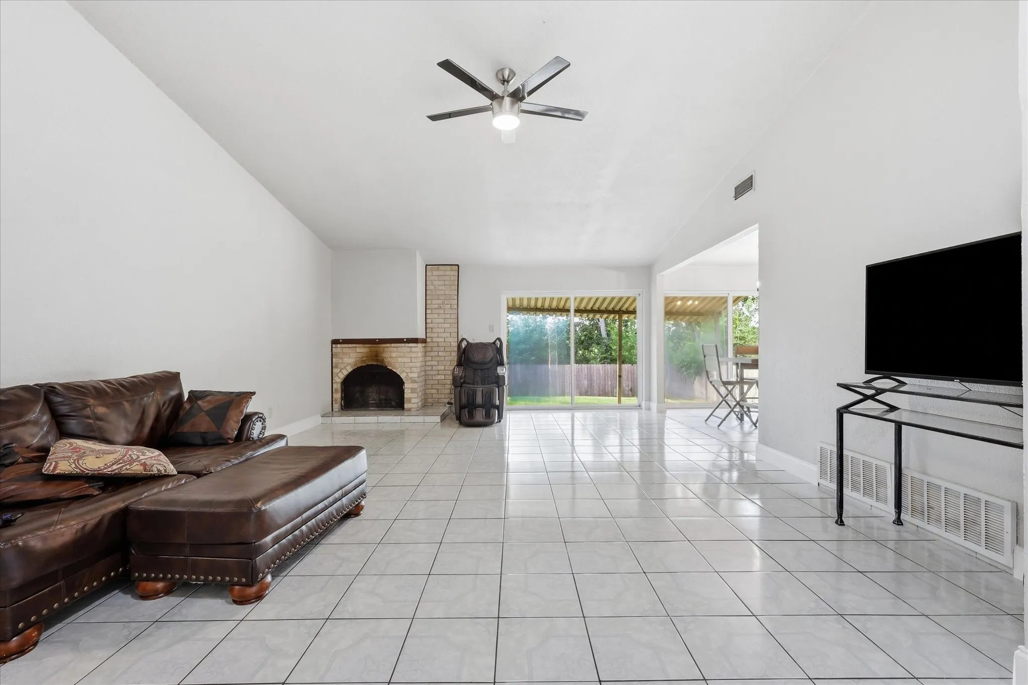 Single Family Residence For Sale in Dallas County , 1839 Sherwood Lane, Carrollton, Texas 75006, 3 Bedroom, 2 Bathroom, 2 Garage spaces, 1,363 Sqft, built in 1970, mls#21279981, Real Estate Agent in Carrollton, Homes For Sale in Dallas county, Homes For Sale in Carrollton, Realtor in Carrollton Texas, Real Estate Brokerage Independent Realty Texas, Luminita Cordes Realtor