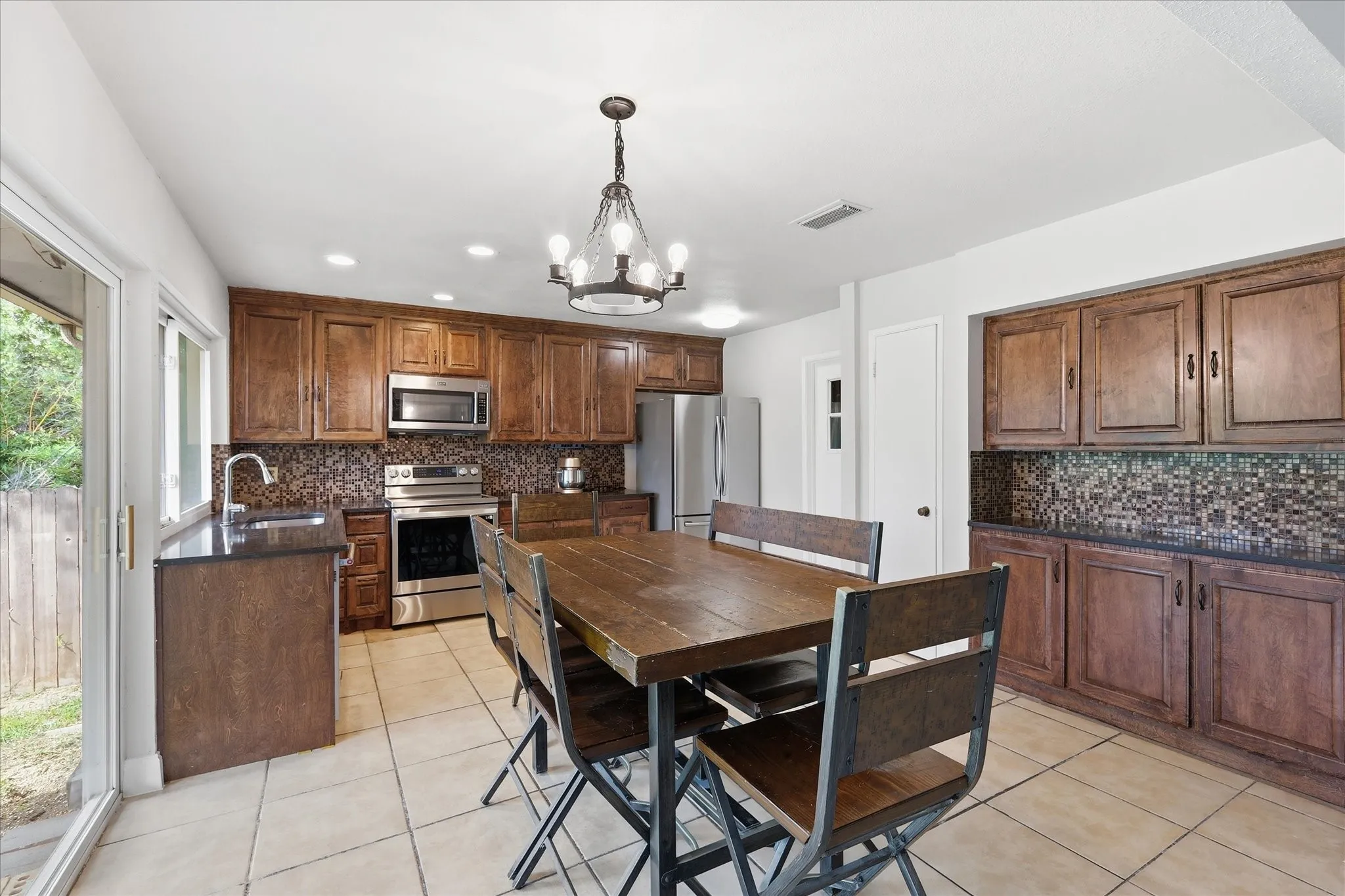 Single Family Residence For Sale in Dallas County , 1839 Sherwood Lane, Carrollton, Texas 75006, 3 Bedroom, 2 Bathroom, 2 Garage spaces, 1,363 Sqft, built in 1970, mls#21279981, Real Estate Agent in Carrollton, Homes For Sale in Dallas county, Homes For Sale in Carrollton, Realtor in Carrollton Texas, Real Estate Brokerage Independent Realty Texas, Luminita Cordes Realtor