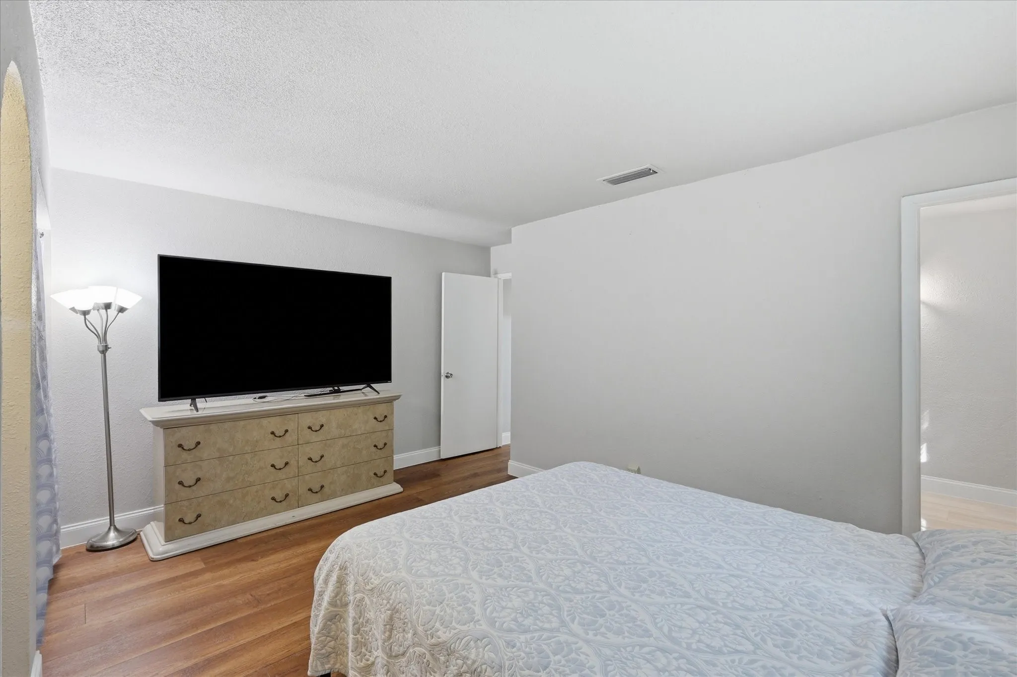 Single Family Residence For Sale in Dallas County , 1839 Sherwood Lane, Carrollton, Texas 75006, 3 Bedroom, 2 Bathroom, 2 Garage spaces, 1,363 Sqft, built in 1970, mls#21279981, Real Estate Agent in Carrollton, Homes For Sale in Dallas county, Homes For Sale in Carrollton, Realtor in Carrollton Texas, Real Estate Brokerage Independent Realty Texas, Luminita Cordes Realtor