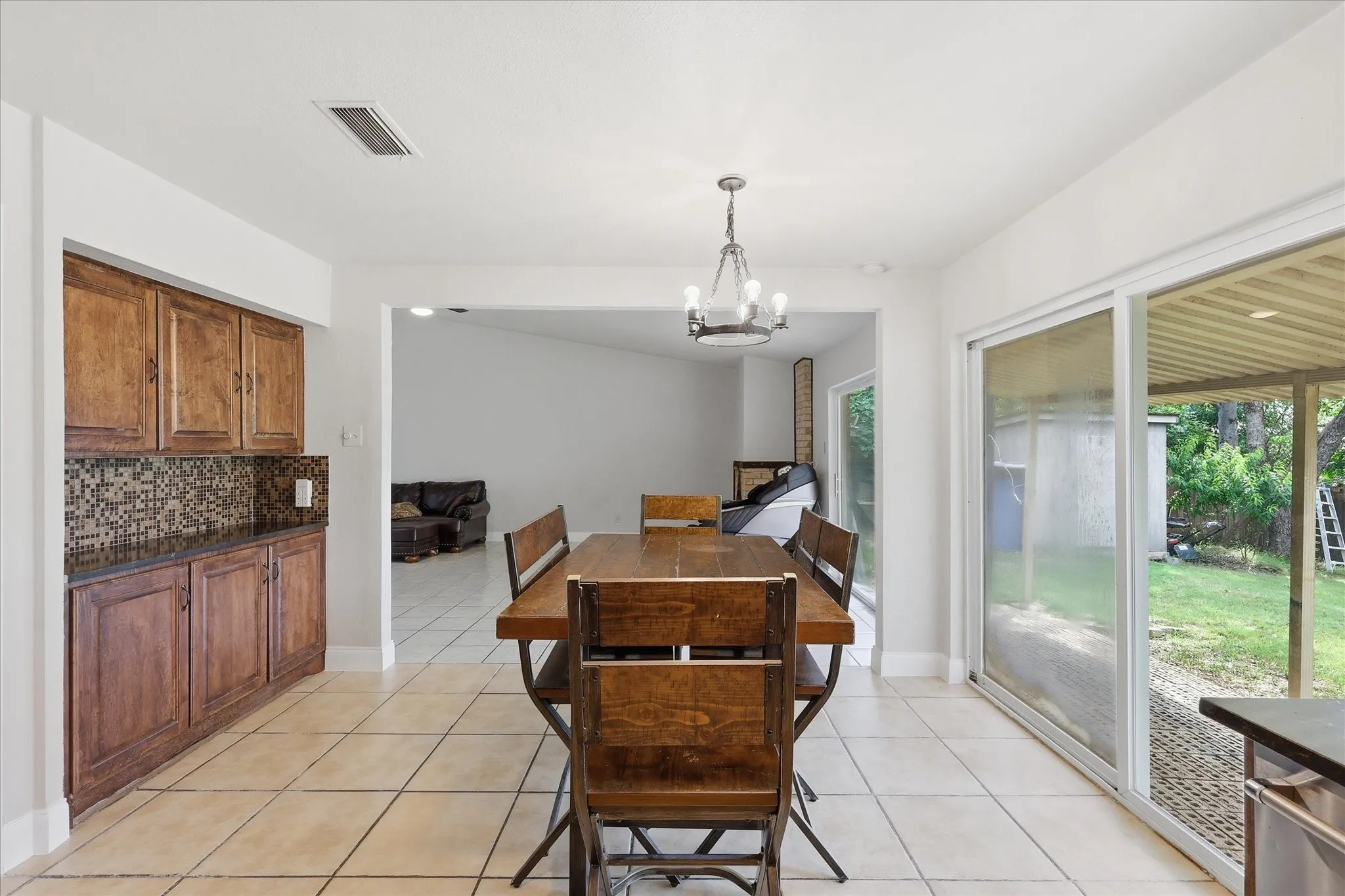 Single Family Residence For Sale in Dallas County , 1839 Sherwood Lane, Carrollton, Texas 75006, 3 Bedroom, 2 Bathroom, 2 Garage spaces, 1,363 Sqft, built in 1970, mls#21279981, Real Estate Agent in Carrollton, Homes For Sale in Dallas county, Homes For Sale in Carrollton, Realtor in Carrollton Texas, Real Estate Brokerage Independent Realty Texas, Luminita Cordes Realtor