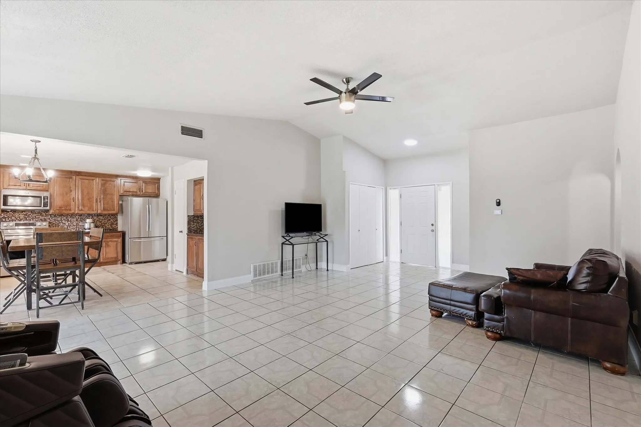 Single Family Residence For Sale in Dallas County , 1839 Sherwood Lane, Carrollton, Texas 75006, 3 Bedroom, 2 Bathroom, 2 Garage spaces, 1,363 Sqft, built in 1970, mls#21279981, Real Estate Agent in Carrollton, Homes For Sale in Dallas county, Homes For Sale in Carrollton, Realtor in Carrollton Texas, Real Estate Brokerage Independent Realty Texas, Luminita Cordes Realtor