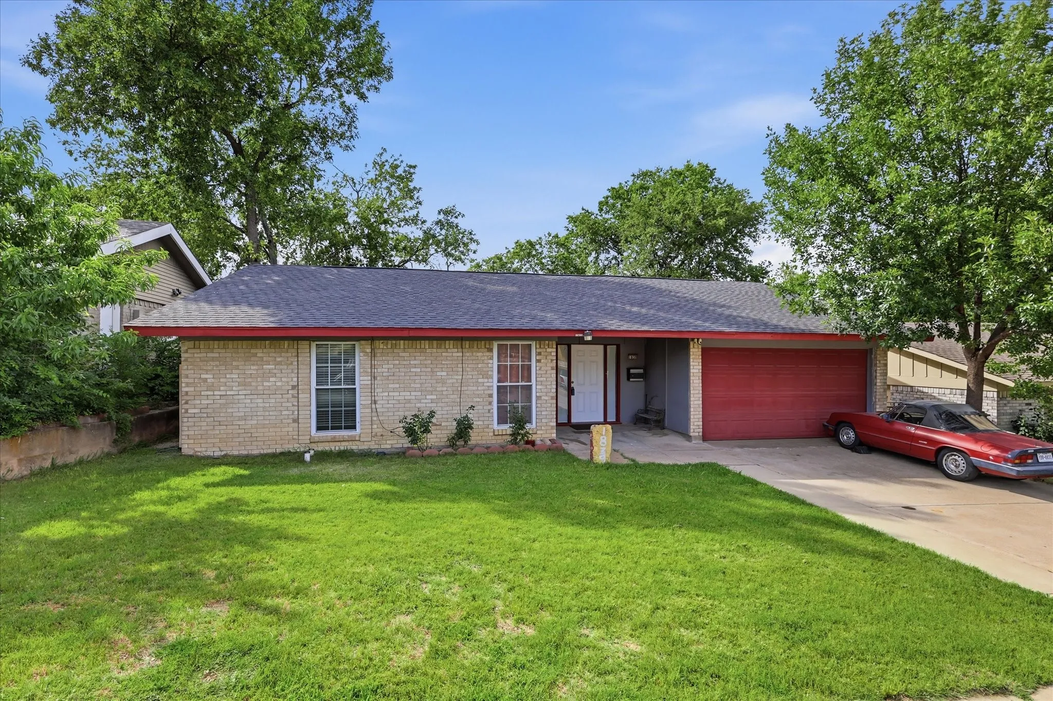 Single Family Residence For Sale in Dallas County , 1839 Sherwood Lane, Carrollton, Texas 75006, 3 Bedroom, 2 Bathroom, 2 Garage spaces, 1,363 Sqft, built in 1970, mls#21279981, Real Estate Agent in Carrollton, Homes For Sale in Dallas county, Homes For Sale in Carrollton, Realtor in Carrollton Texas, Real Estate Brokerage Independent Realty Texas, Luminita Cordes Realtor