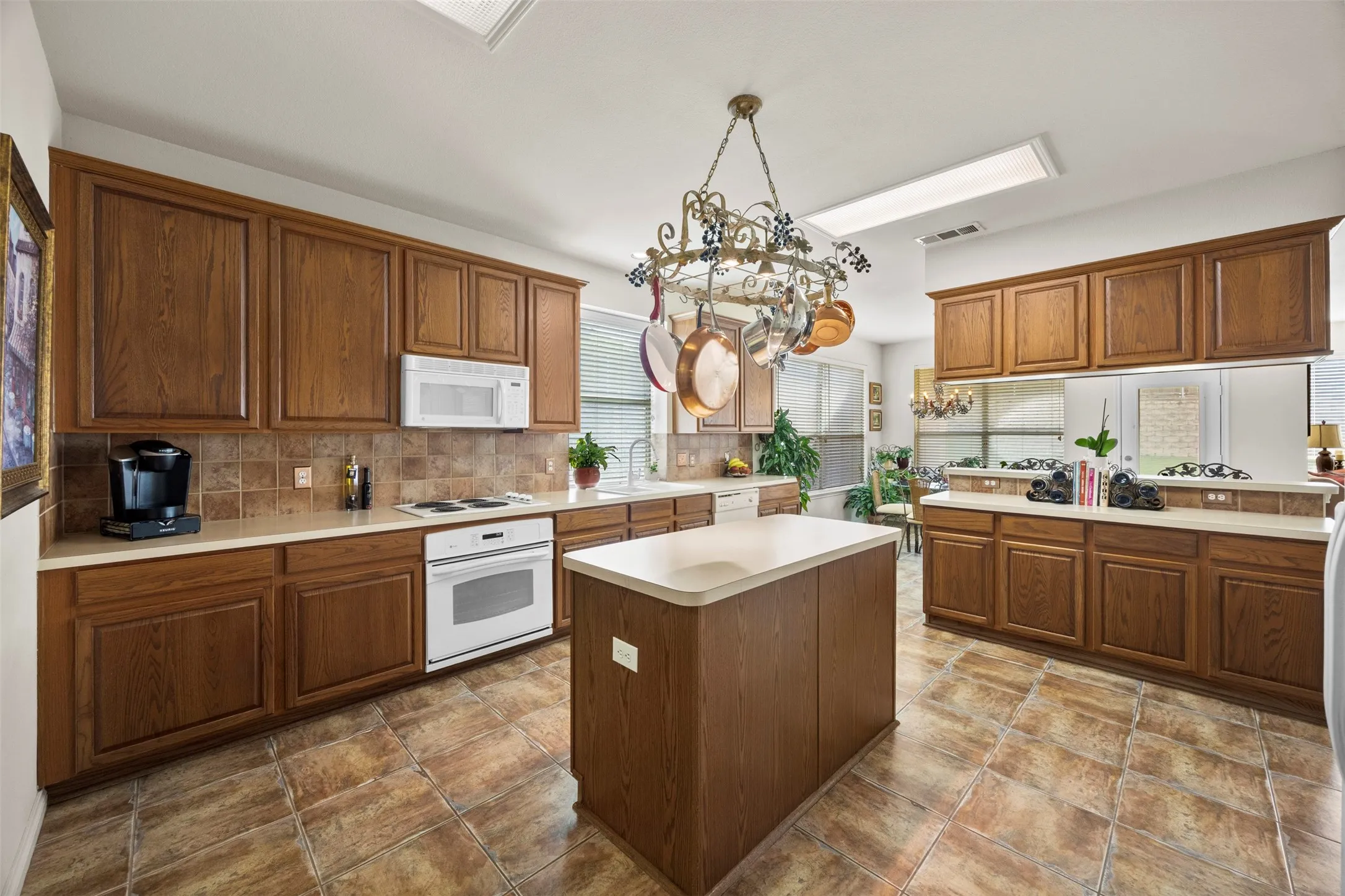 Single Family Residence For Sale in Tarrant County , 1759 Sunset Ridge Drive, Grand Prairie, Texas 75050, 4 Bedroom, 3 Bathroom, 2 Garage spaces, 3,139 Sqft, built in 2002, mls#21279957, Real Estate Agent in Grand Prairie, Homes For Sale in Tarrant county, Homes For Sale in Grand Prairie, Realtor in Grand Prairie Texas, Real Estate Brokerage Independent Realty Texas, Luminita Cordes Realtor