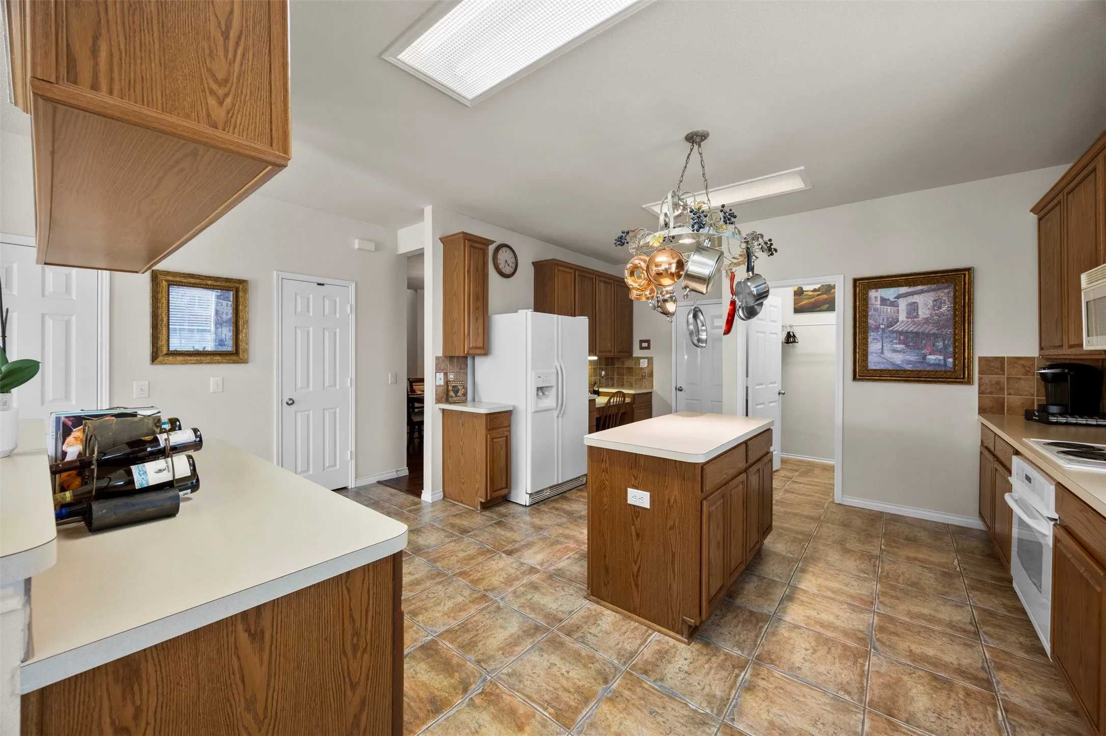 Single Family Residence For Sale in Tarrant County , 1759 Sunset Ridge Drive, Grand Prairie, Texas 75050, 4 Bedroom, 3 Bathroom, 2 Garage spaces, 3,139 Sqft, built in 2002, mls#21279957, Real Estate Agent in Grand Prairie, Homes For Sale in Tarrant county, Homes For Sale in Grand Prairie, Realtor in Grand Prairie Texas, Real Estate Brokerage Independent Realty Texas, Luminita Cordes Realtor