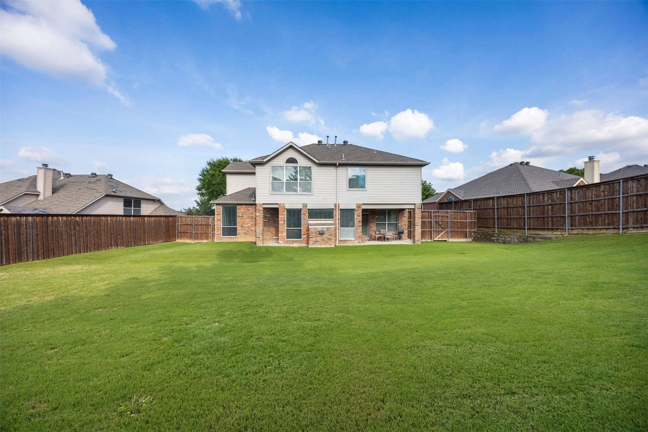 Single Family Residence For Sale in Tarrant County , 1759 Sunset Ridge Drive, Grand Prairie, Texas 75050, 4 Bedroom, 3 Bathroom, 2 Garage spaces, 3,139 Sqft, built in 2002, mls#21279957, Real Estate Agent in Grand Prairie, Homes For Sale in Tarrant county, Homes For Sale in Grand Prairie, Realtor in Grand Prairie Texas, Real Estate Brokerage Independent Realty Texas, Luminita Cordes Realtor