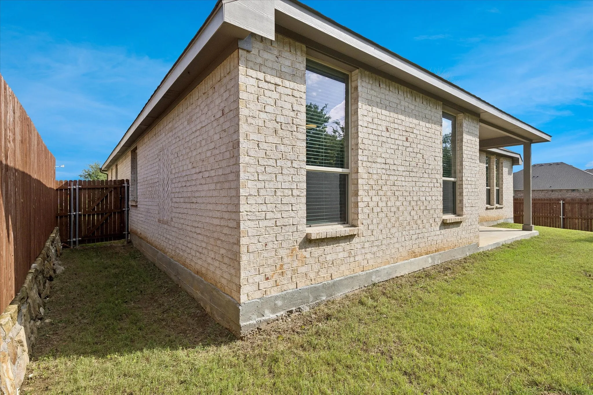 Single Family Residence For Sale in Tarrant County , 1010 Silver Oak Drive, Mansfield, Texas 76063, 4 Bedroom, 3 Bathroom, 2 Garage spaces, 2,412 Sqft, built in 2022, mls#21279730, Real Estate Agent in Mansfield, Homes For Sale in Tarrant county, Homes For Sale in Mansfield, Realtor in Mansfield Texas, Real Estate Brokerage Independent Realty Texas, Luminita Cordes Realtor