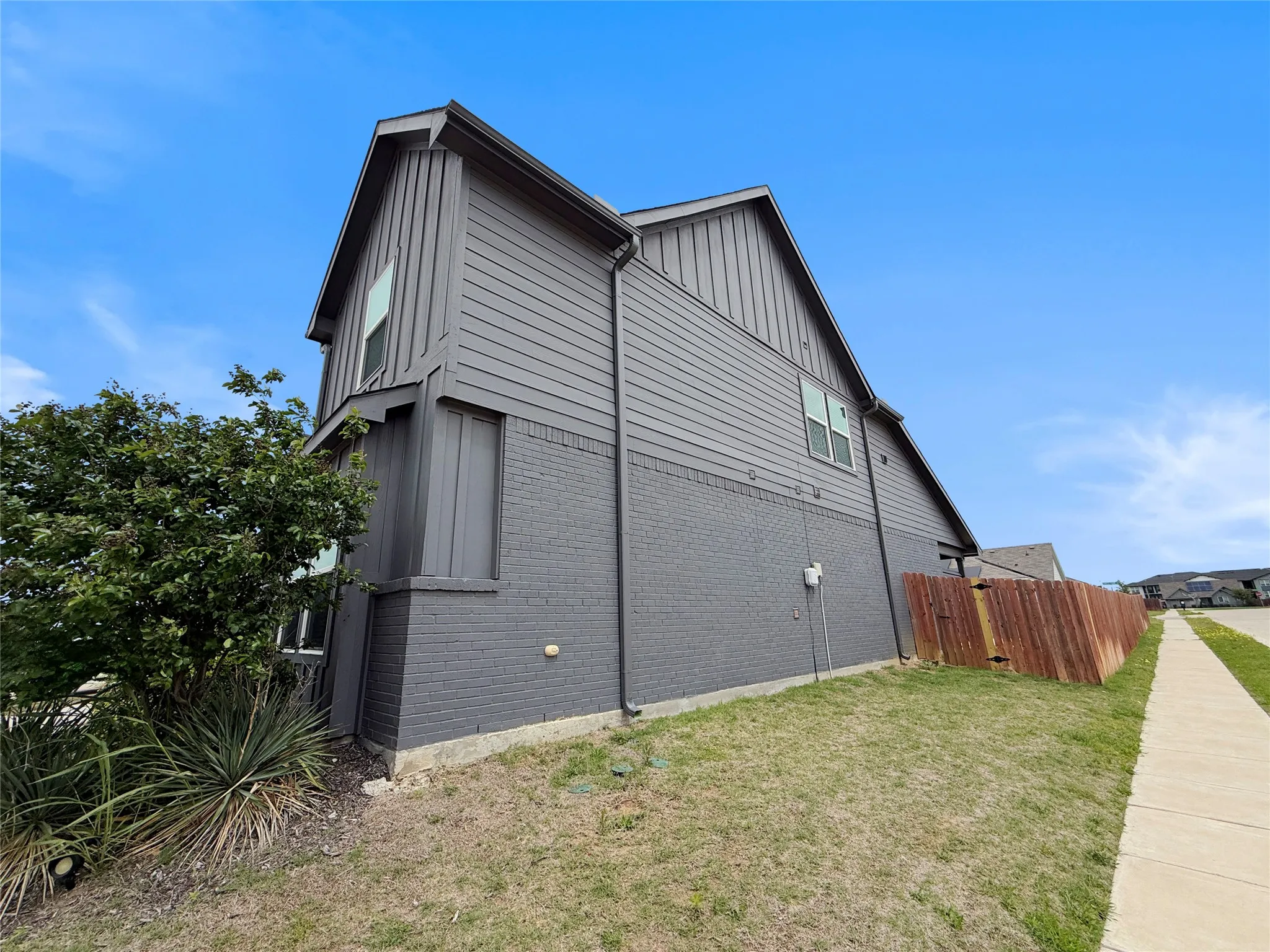 Single Family Residence For Sale in Johnson County , 1600 Battery Park Drive, Alvarado, Texas 76009, 4 Bedroom, 3 Bathroom, 2 Garage spaces, 2,507 Sqft, built in 2022, mls#21280022, Real Estate Agent in Alvarado, Homes For Sale in Johnson county, Homes For Sale in Alvarado, Realtor in Alvarado Texas, Real Estate Brokerage Independent Realty Texas, Luminita Cordes Realtor