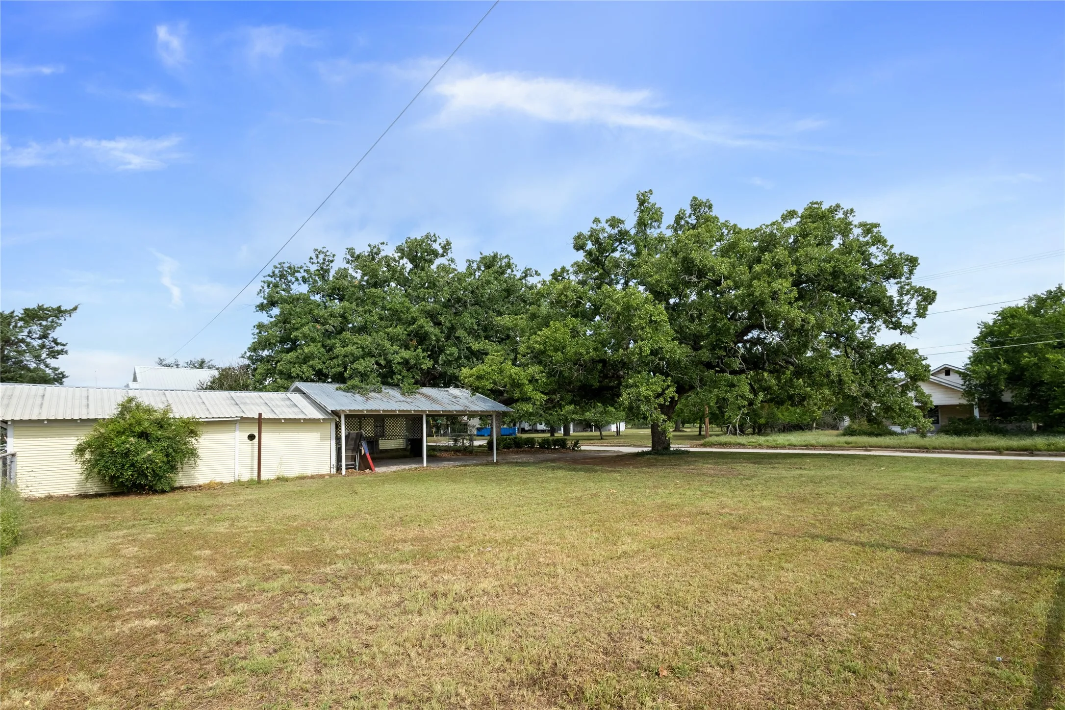 Single Family Residence For Sale in Eastland County , 612 W Moss Street, Eastland, Texas 76448, 2 Bedroom, 1 Bathroom, Garage spaces, 1,339 Sqft, built in 1940, mls#21279852, Real Estate Agent in Eastland, Homes For Sale in Eastland county, Homes For Sale in Eastland, Realtor in Eastland Texas, Real Estate Brokerage Independent Realty Texas, Luminita Cordes Realtor