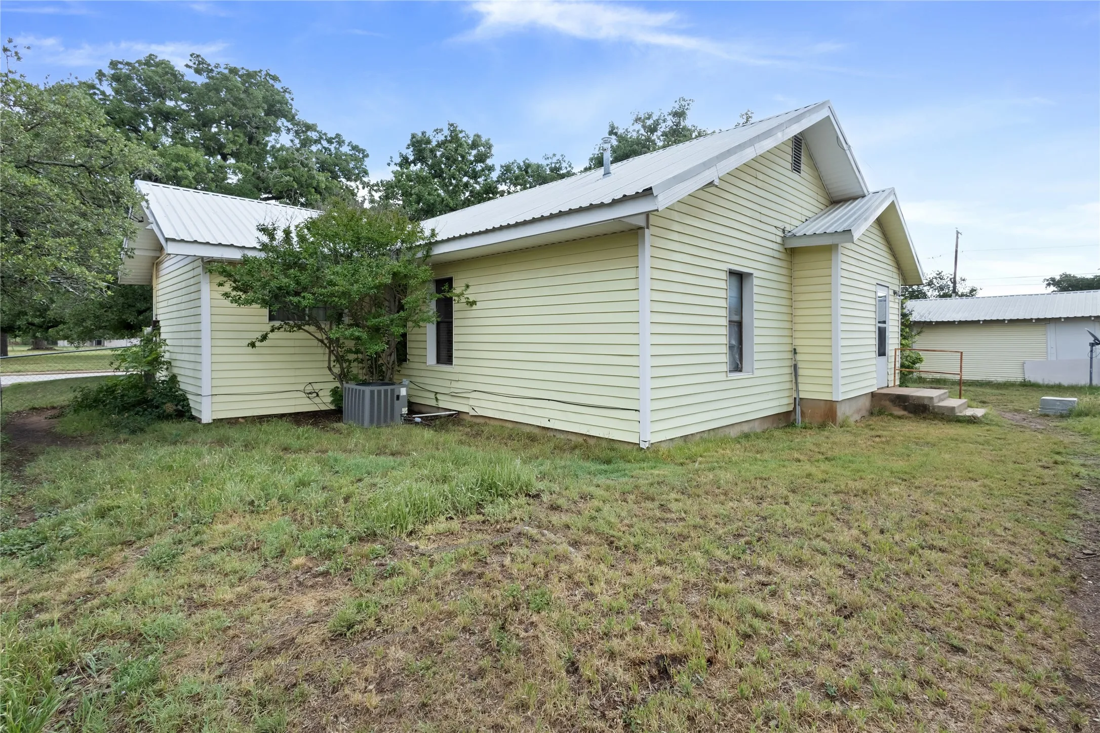 Single Family Residence For Sale in Eastland County , 612 W Moss Street, Eastland, Texas 76448, 2 Bedroom, 1 Bathroom, Garage spaces, 1,339 Sqft, built in 1940, mls#21279852, Real Estate Agent in Eastland, Homes For Sale in Eastland county, Homes For Sale in Eastland, Realtor in Eastland Texas, Real Estate Brokerage Independent Realty Texas, Luminita Cordes Realtor