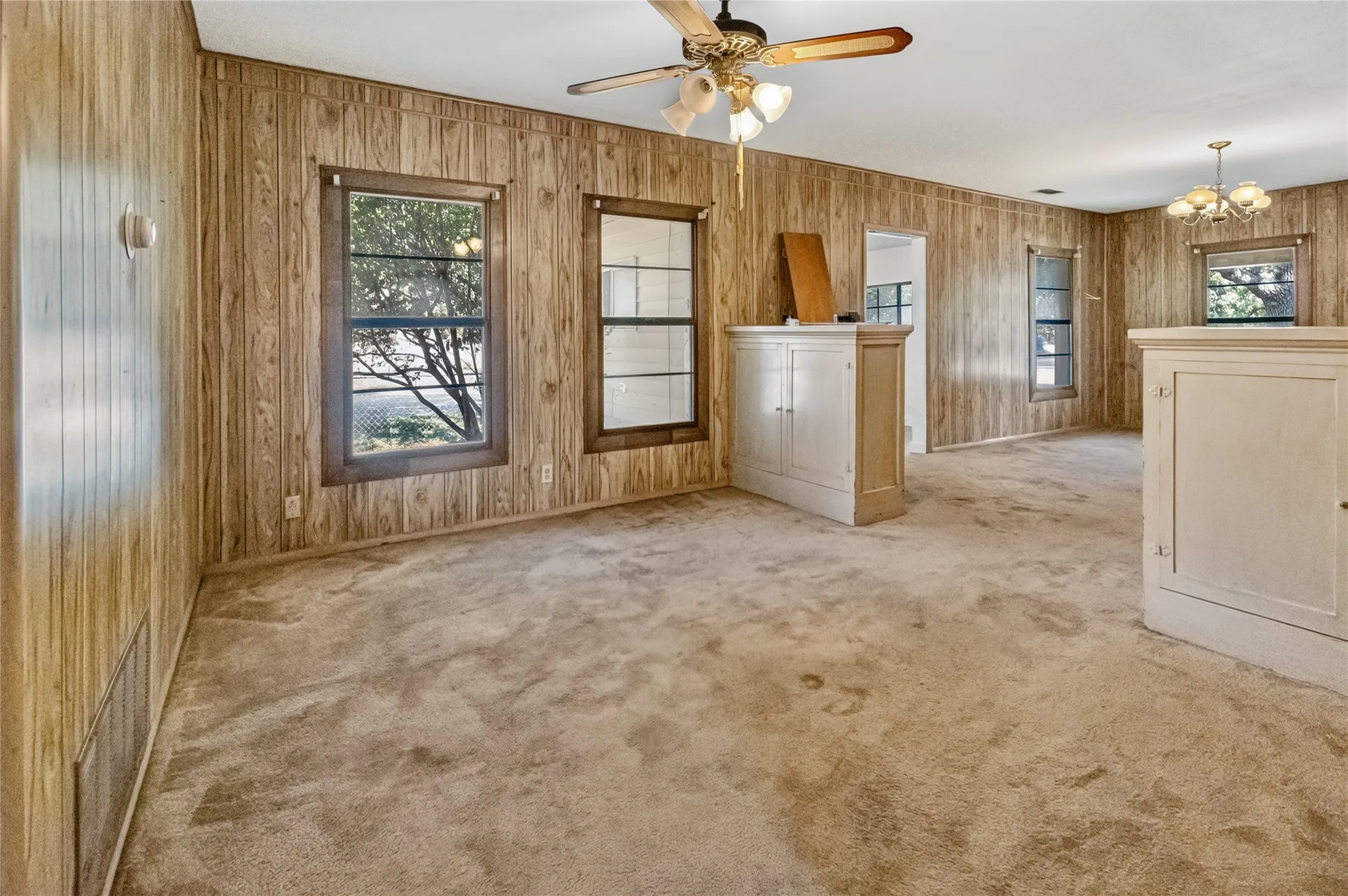 Single Family Residence For Sale in Eastland County , 612 W Moss Street, Eastland, Texas 76448, 2 Bedroom, 1 Bathroom, Garage spaces, 1,339 Sqft, built in 1940, mls#21279852, Real Estate Agent in Eastland, Homes For Sale in Eastland county, Homes For Sale in Eastland, Realtor in Eastland Texas, Real Estate Brokerage Independent Realty Texas, Luminita Cordes Realtor