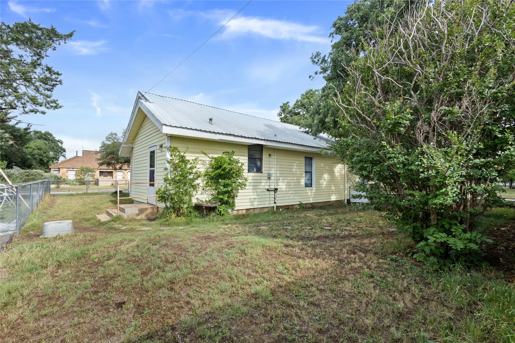 Single Family Residence For Sale in Eastland County , 612 W Moss Street, Eastland, Texas 76448, 2 Bedroom, 1 Bathroom, Garage spaces, 1,339 Sqft, built in 1940, mls#21279852, Real Estate Agent in Eastland, Homes For Sale in Eastland county, Homes For Sale in Eastland, Realtor in Eastland Texas, Real Estate Brokerage Independent Realty Texas, Luminita Cordes Realtor