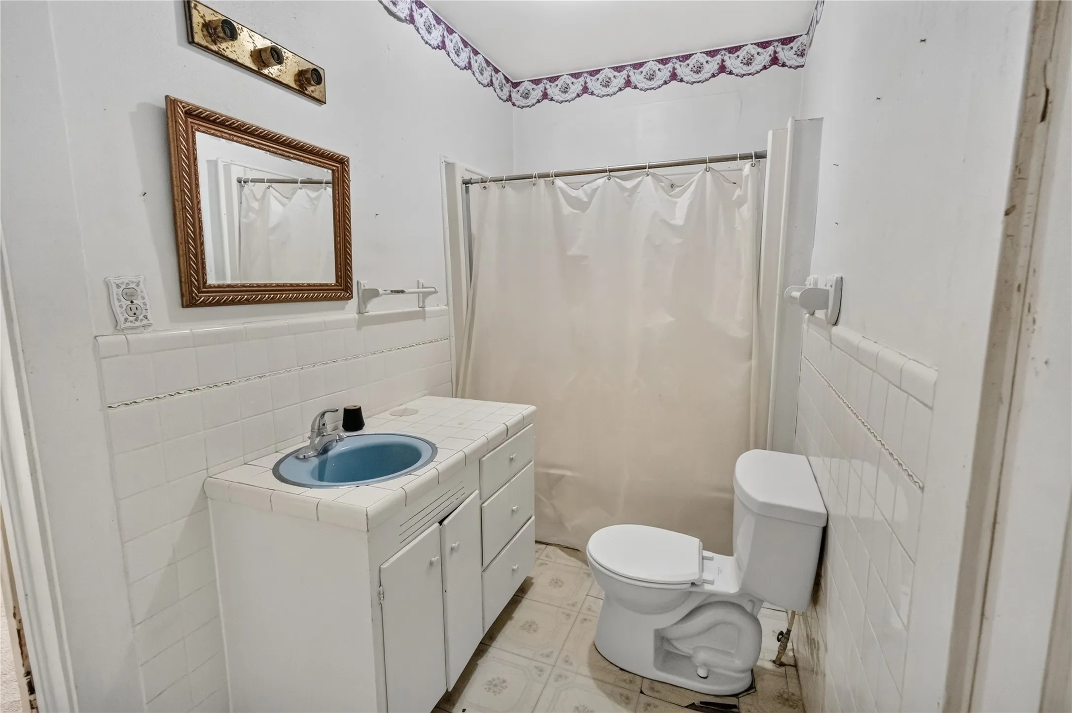 Single Family Residence For Sale in Eastland County , 612 W Moss Street, Eastland, Texas 76448, 2 Bedroom, 1 Bathroom, Garage spaces, 1,339 Sqft, built in 1940, mls#21279852, Real Estate Agent in Eastland, Homes For Sale in Eastland county, Homes For Sale in Eastland, Realtor in Eastland Texas, Real Estate Brokerage Independent Realty Texas, Luminita Cordes Realtor