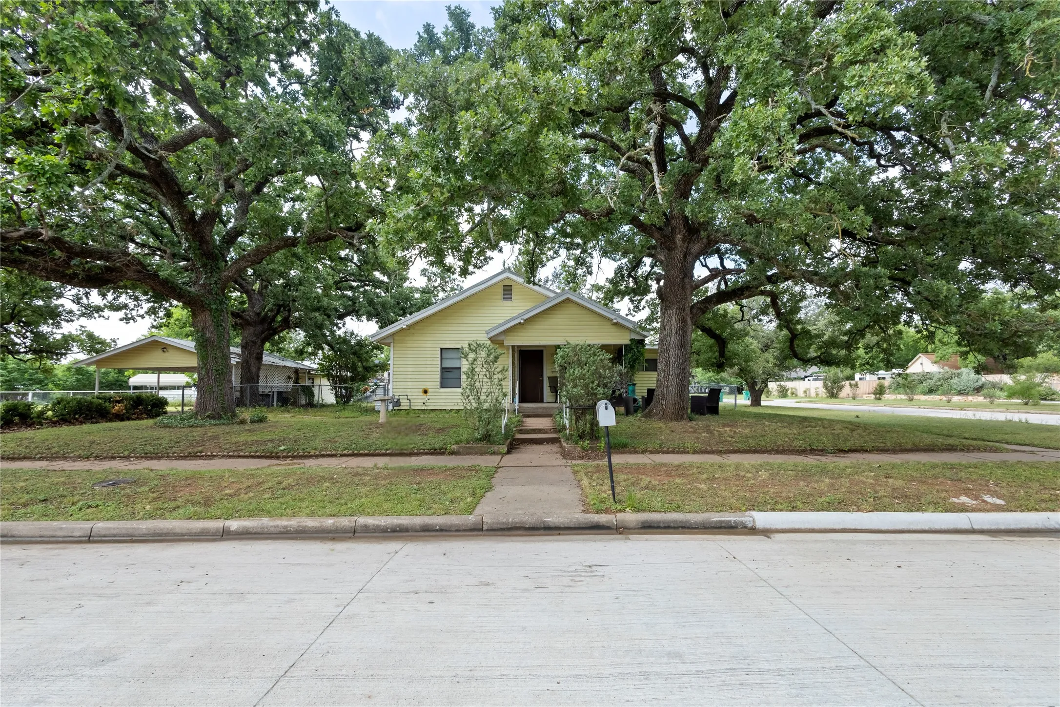 Single Family Residence For Sale in Eastland County , 612 W Moss Street, Eastland, Texas 76448, 2 Bedroom, 1 Bathroom, Garage spaces, 1,339 Sqft, built in 1940, mls#21279852, Real Estate Agent in Eastland, Homes For Sale in Eastland county, Homes For Sale in Eastland, Realtor in Eastland Texas, Real Estate Brokerage Independent Realty Texas, Luminita Cordes Realtor