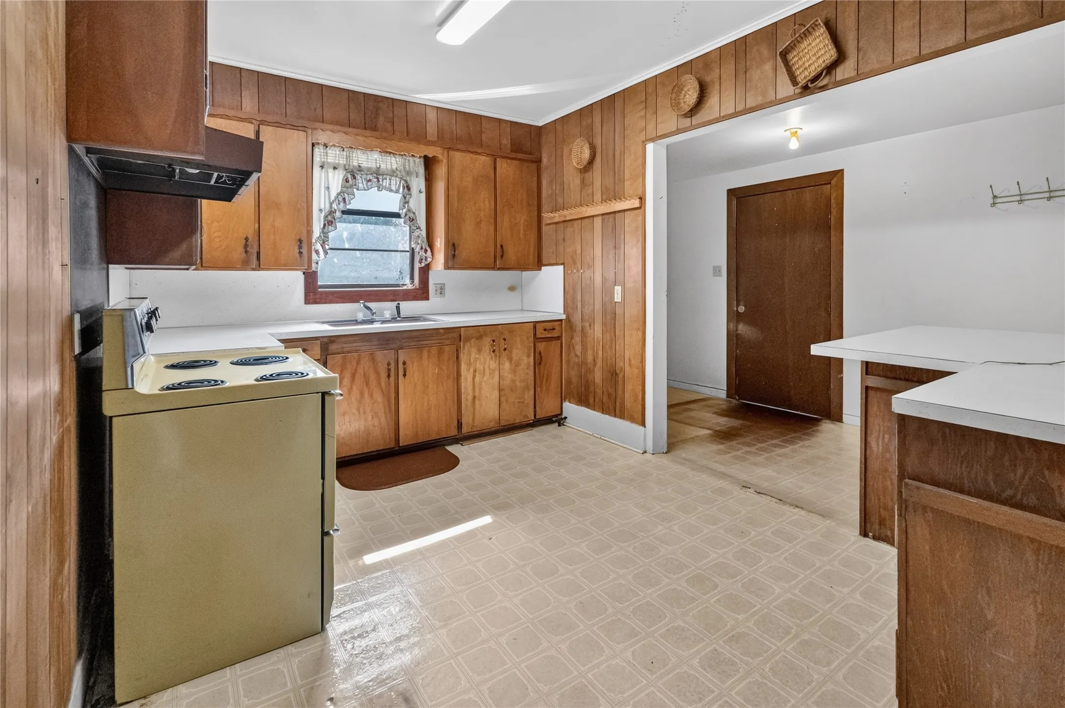 Single Family Residence For Sale in Eastland County , 612 W Moss Street, Eastland, Texas 76448, 2 Bedroom, 1 Bathroom, Garage spaces, 1,339 Sqft, built in 1940, mls#21279852, Real Estate Agent in Eastland, Homes For Sale in Eastland county, Homes For Sale in Eastland, Realtor in Eastland Texas, Real Estate Brokerage Independent Realty Texas, Luminita Cordes Realtor