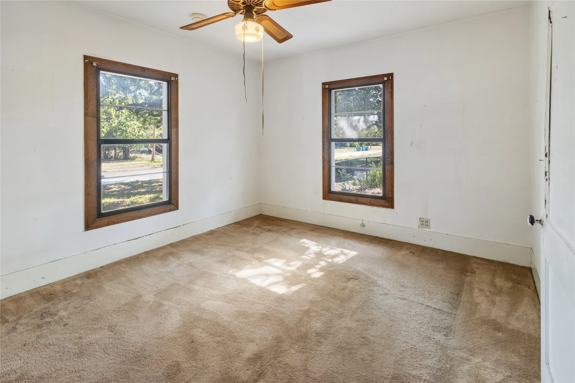 Single Family Residence For Sale in Eastland County , 612 W Moss Street, Eastland, Texas 76448, 2 Bedroom, 1 Bathroom, Garage spaces, 1,339 Sqft, built in 1940, mls#21279852, Real Estate Agent in Eastland, Homes For Sale in Eastland county, Homes For Sale in Eastland, Realtor in Eastland Texas, Real Estate Brokerage Independent Realty Texas, Luminita Cordes Realtor