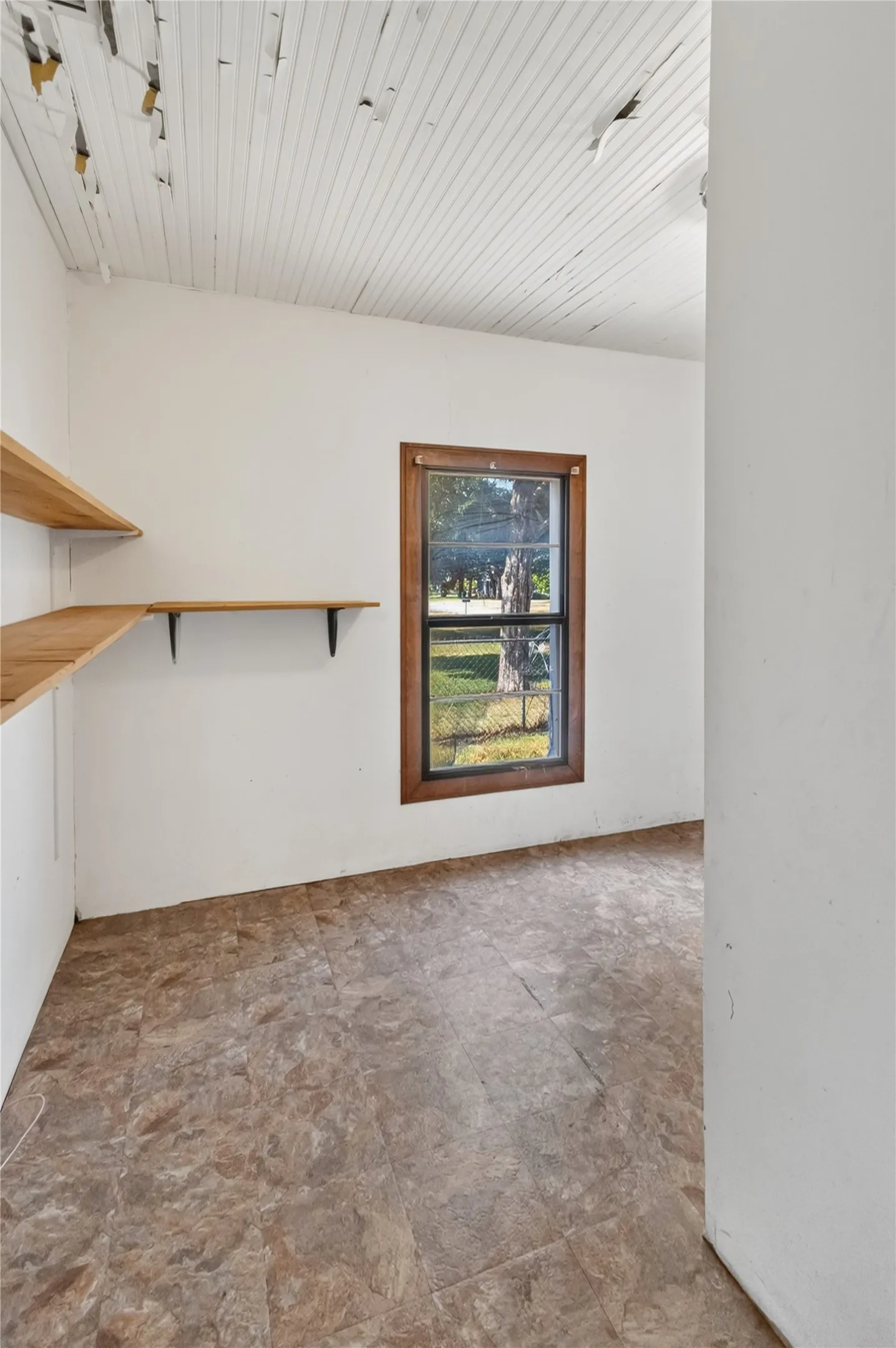Single Family Residence For Sale in Eastland County , 612 W Moss Street, Eastland, Texas 76448, 2 Bedroom, 1 Bathroom, Garage spaces, 1,339 Sqft, built in 1940, mls#21279852, Real Estate Agent in Eastland, Homes For Sale in Eastland county, Homes For Sale in Eastland, Realtor in Eastland Texas, Real Estate Brokerage Independent Realty Texas, Luminita Cordes Realtor