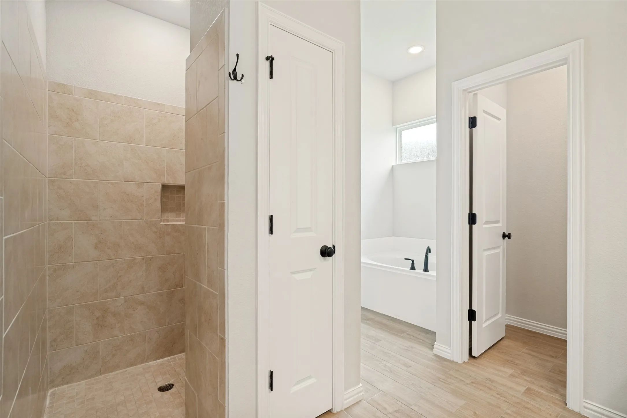 Walk-in tiled shower with an integrated niche