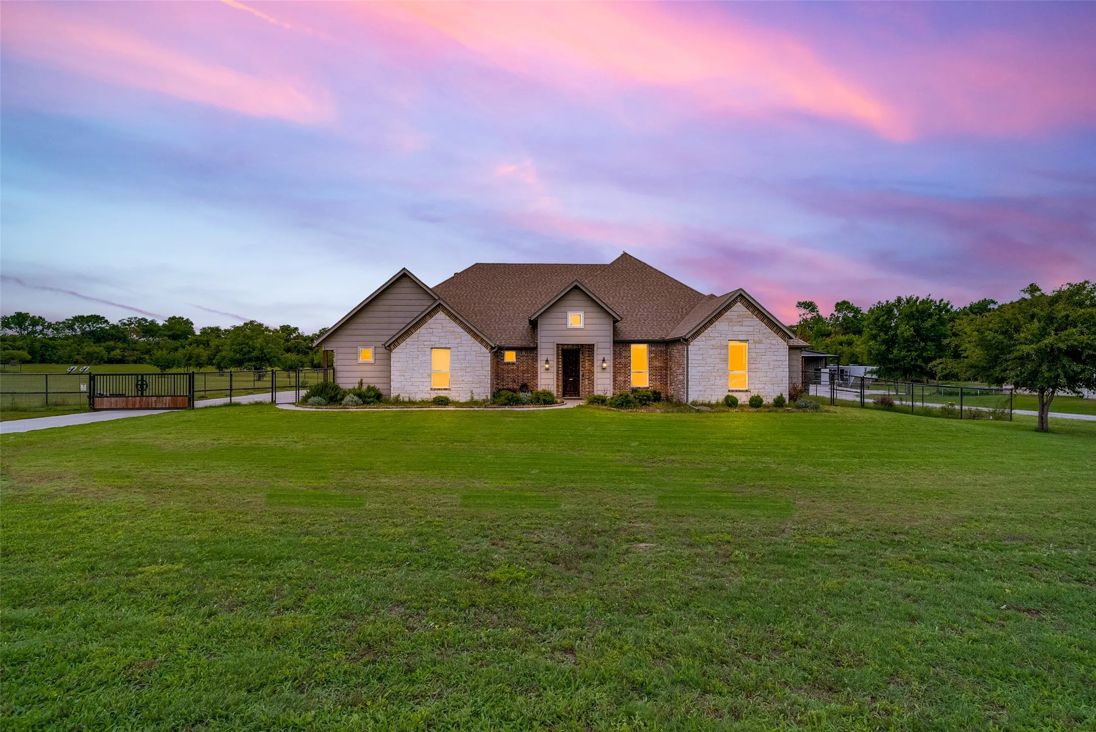Single Family Residence For Sale in Parker County , 1013 Finney Drive, Weatherford, Texas 76085, 4 Bedroom, 3 Bathroom, 3 Garage spaces, 2,540 Sqft, built in 2022, mls#21279897, Real Estate Agent in Weatherford, Homes For Sale in Parker county, Homes For Sale in Weatherford, Realtor in Weatherford Texas, Real Estate Brokerage Independent Realty Texas, Luminita Cordes Realtor