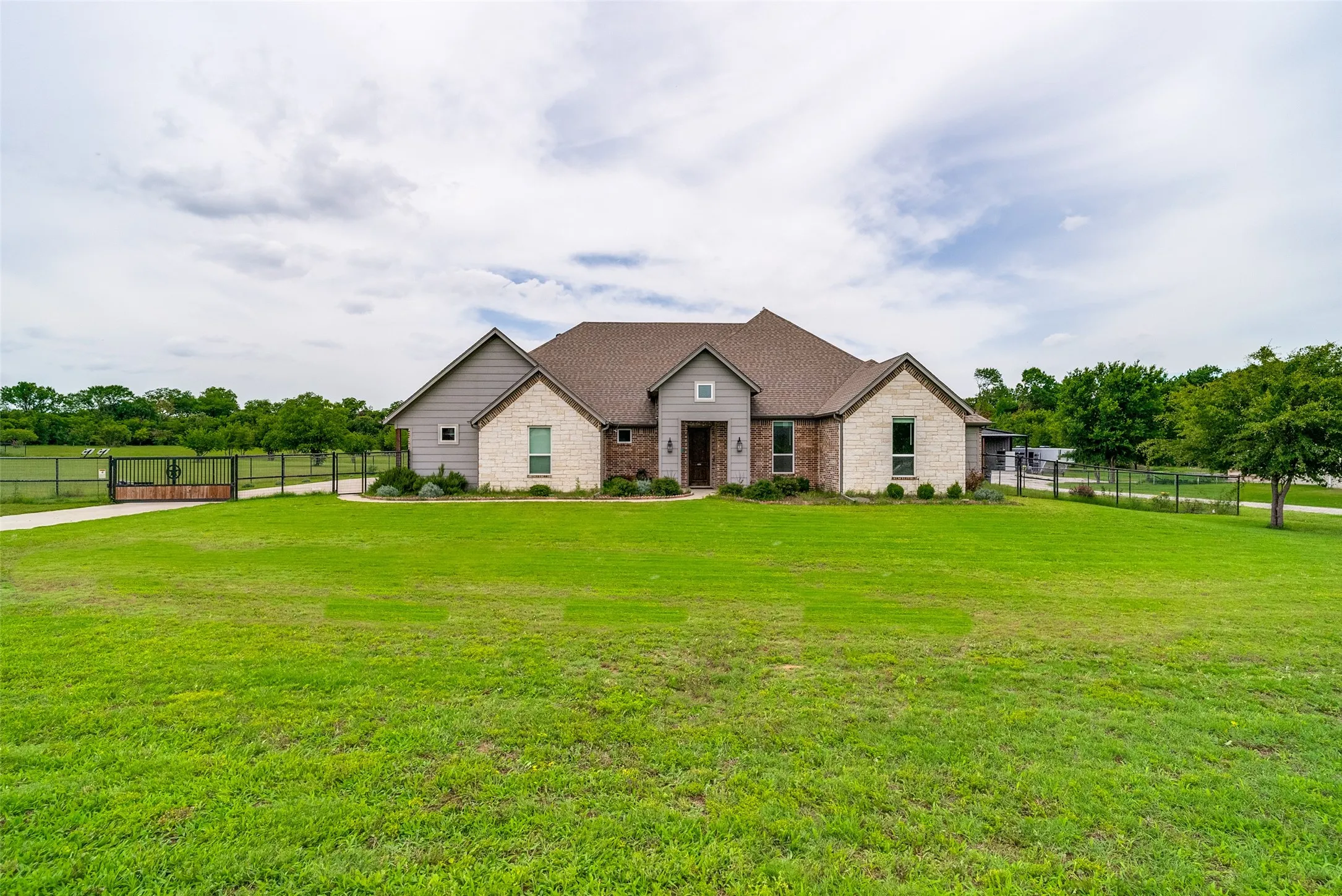 Single Family Residence For Sale in Parker County , 1013 Finney Drive, Weatherford, Texas 76085, 4 Bedroom, 3 Bathroom, 3 Garage spaces, 2,540 Sqft, built in 2022, mls#21279897, Real Estate Agent in Weatherford, Homes For Sale in Parker county, Homes For Sale in Weatherford, Realtor in Weatherford Texas, Real Estate Brokerage Independent Realty Texas, Luminita Cordes Realtor