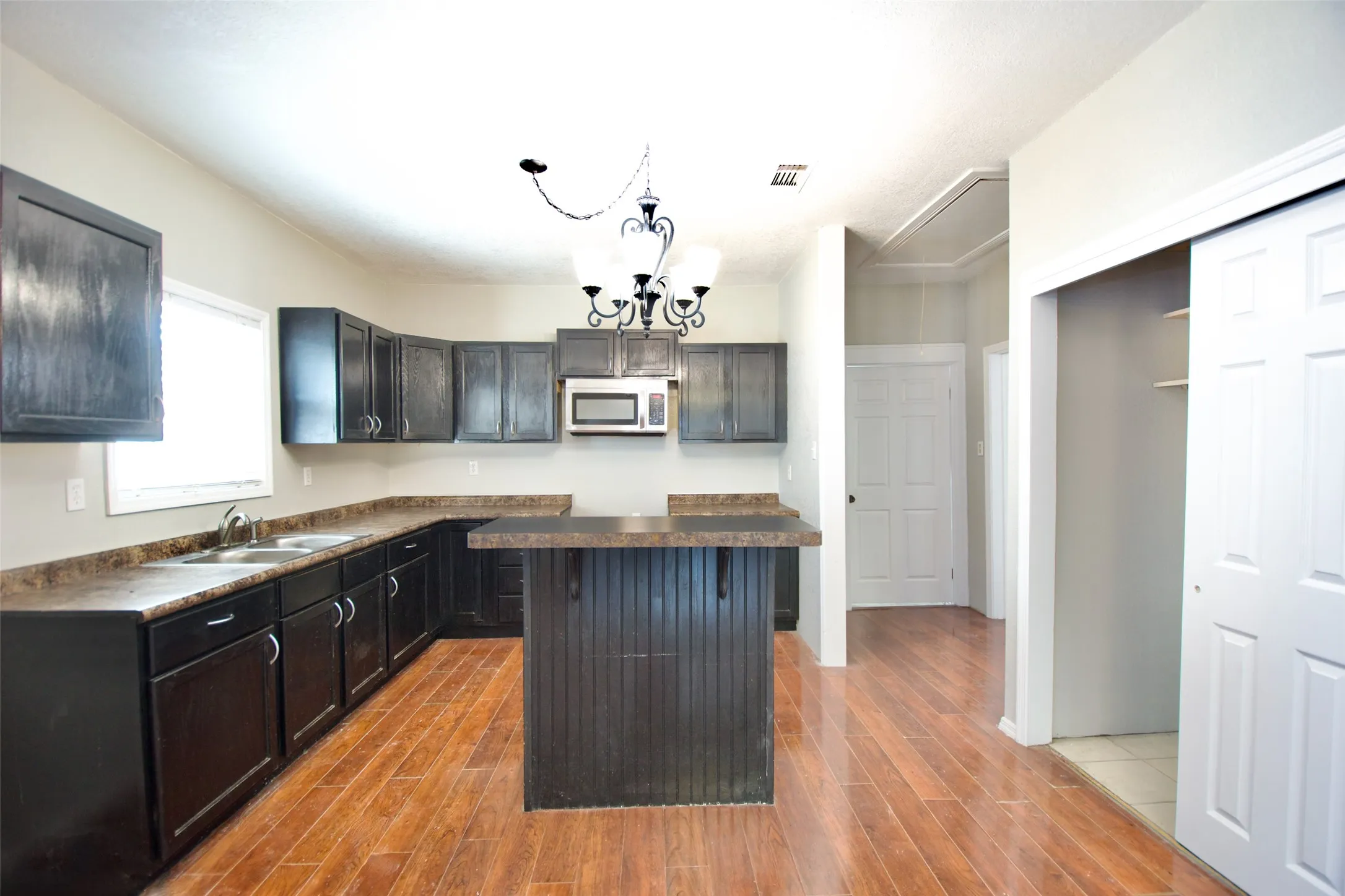 Single Family Residence For Sale in Mc Lennan County , 2600 Homan Avenue, Waco, Texas 76707, 3 Bedroom, 1 Bathroom, Garage spaces, 1,604 Sqft, built in 1935, mls#21253454, Real Estate Agent in Waco, Homes For Sale in Mc Lennan county, Homes For Sale in Waco, Realtor in Waco Texas, Real Estate Brokerage Independent Realty Texas, Luminita Cordes Realtor