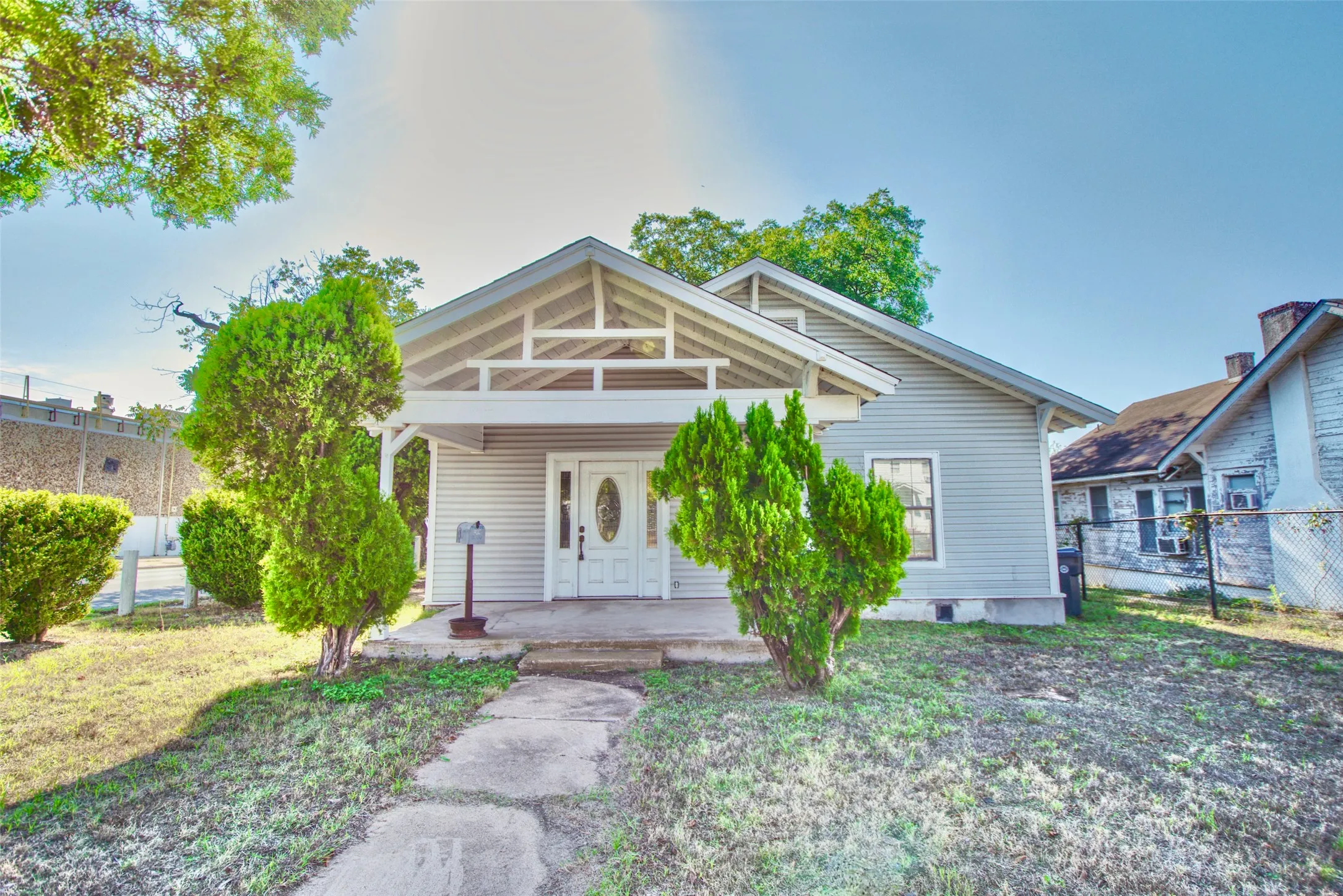 Single Family Residence For Sale in Mc Lennan County , 2600 Homan Avenue, Waco, Texas 76707, 3 Bedroom, 1 Bathroom, Garage spaces, 1,604 Sqft, built in 1935, mls#21253454, Real Estate Agent in Waco, Homes For Sale in Mc Lennan county, Homes For Sale in Waco, Realtor in Waco Texas, Real Estate Brokerage Independent Realty Texas, Luminita Cordes Realtor
