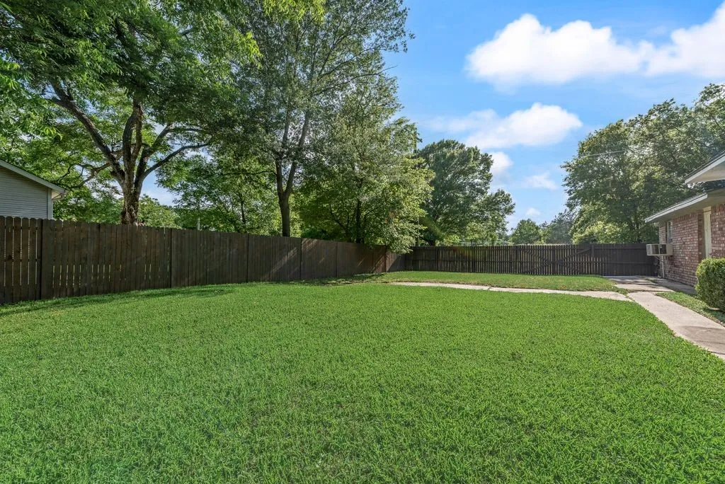 Single Family Residence For Sale in Kaufman County , 305 W 2nd North Street, Kaufman, Texas 75142, 3 Bedroom, 2 Bathroom, 2 Garage spaces, 2,130 Sqft, built in 1975, mls#21280095, Real Estate Agent in Kaufman, Homes For Sale in Kaufman county, Homes For Sale in Kaufman, Realtor in Kaufman Texas, Real Estate Brokerage Independent Realty Texas, Luminita Cordes Realtor