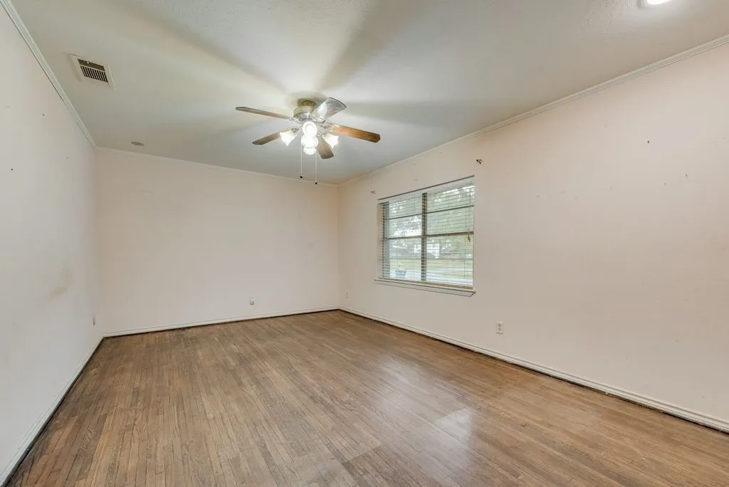 Single Family Residence For Sale in Kaufman County , 305 W 2nd North Street, Kaufman, Texas 75142, 3 Bedroom, 2 Bathroom, 2 Garage spaces, 2,130 Sqft, built in 1975, mls#21280095, Real Estate Agent in Kaufman, Homes For Sale in Kaufman county, Homes For Sale in Kaufman, Realtor in Kaufman Texas, Real Estate Brokerage Independent Realty Texas, Luminita Cordes Realtor