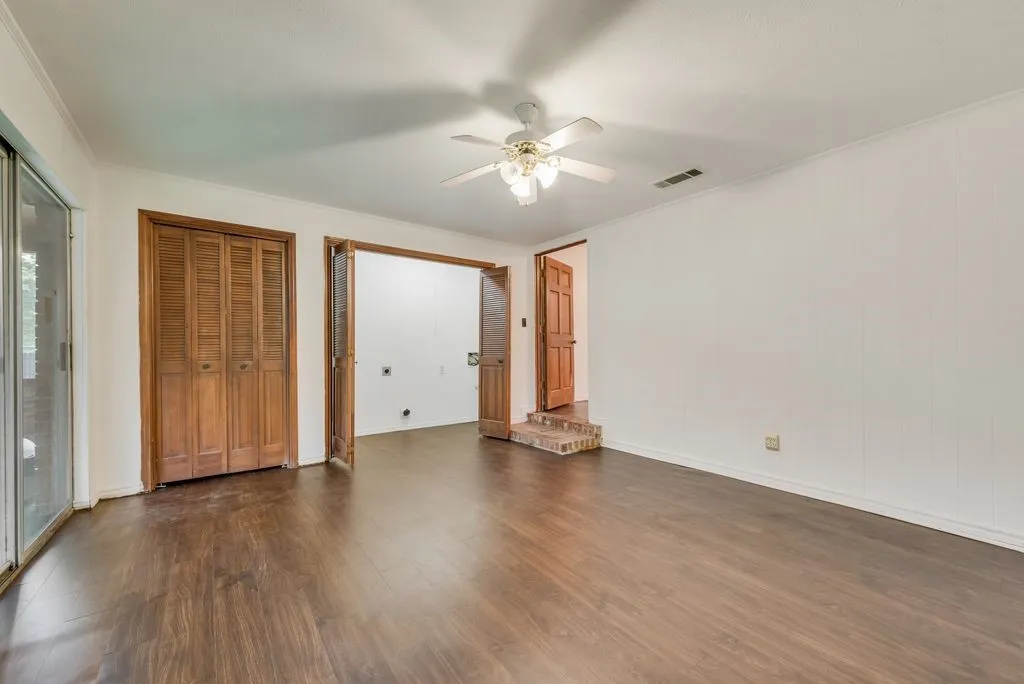 Single Family Residence For Sale in Kaufman County , 305 W 2nd North Street, Kaufman, Texas 75142, 3 Bedroom, 2 Bathroom, 2 Garage spaces, 2,130 Sqft, built in 1975, mls#21280095, Real Estate Agent in Kaufman, Homes For Sale in Kaufman county, Homes For Sale in Kaufman, Realtor in Kaufman Texas, Real Estate Brokerage Independent Realty Texas, Luminita Cordes Realtor