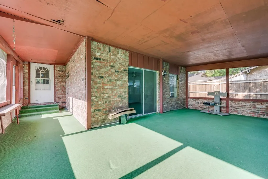 Single Family Residence For Sale in Kaufman County , 305 W 2nd North Street, Kaufman, Texas 75142, 3 Bedroom, 2 Bathroom, 2 Garage spaces, 2,130 Sqft, built in 1975, mls#21280095, Real Estate Agent in Kaufman, Homes For Sale in Kaufman county, Homes For Sale in Kaufman, Realtor in Kaufman Texas, Real Estate Brokerage Independent Realty Texas, Luminita Cordes Realtor