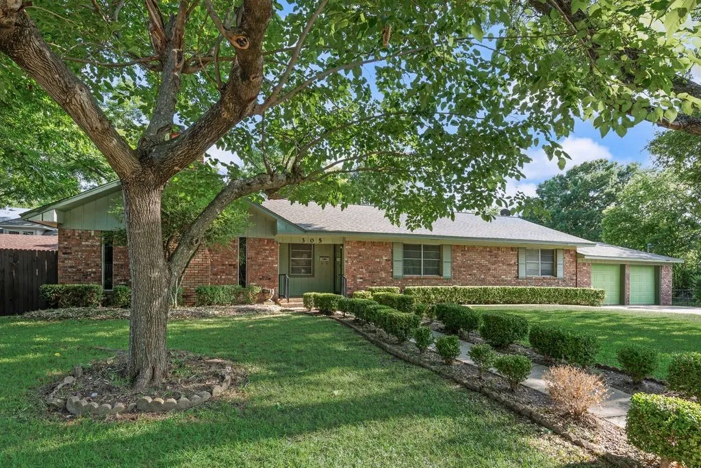 Single Family Residence For Sale in Kaufman County , 305 W 2nd North Street, Kaufman, Texas 75142, 3 Bedroom, 2 Bathroom, 2 Garage spaces, 2,130 Sqft, built in 1975, mls#21280095, Real Estate Agent in Kaufman, Homes For Sale in Kaufman county, Homes For Sale in Kaufman, Realtor in Kaufman Texas, Real Estate Brokerage Independent Realty Texas, Luminita Cordes Realtor