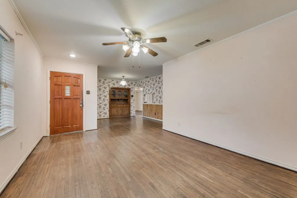 Single Family Residence For Sale in Kaufman County , 305 W 2nd North Street, Kaufman, Texas 75142, 3 Bedroom, 2 Bathroom, 2 Garage spaces, 2,130 Sqft, built in 1975, mls#21280095, Real Estate Agent in Kaufman, Homes For Sale in Kaufman county, Homes For Sale in Kaufman, Realtor in Kaufman Texas, Real Estate Brokerage Independent Realty Texas, Luminita Cordes Realtor