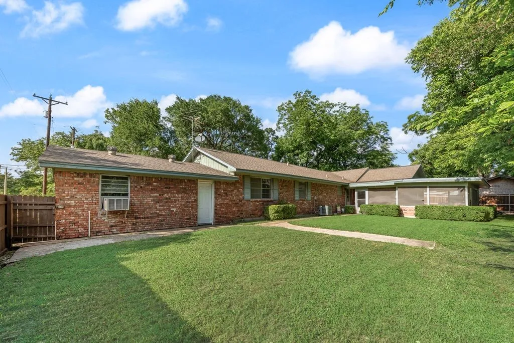 Single Family Residence For Sale in Kaufman County , 305 W 2nd North Street, Kaufman, Texas 75142, 3 Bedroom, 2 Bathroom, 2 Garage spaces, 2,130 Sqft, built in 1975, mls#21280095, Real Estate Agent in Kaufman, Homes For Sale in Kaufman county, Homes For Sale in Kaufman, Realtor in Kaufman Texas, Real Estate Brokerage Independent Realty Texas, Luminita Cordes Realtor