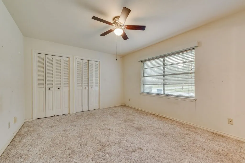 Single Family Residence For Sale in Kaufman County , 305 W 2nd North Street, Kaufman, Texas 75142, 3 Bedroom, 2 Bathroom, 2 Garage spaces, 2,130 Sqft, built in 1975, mls#21280095, Real Estate Agent in Kaufman, Homes For Sale in Kaufman county, Homes For Sale in Kaufman, Realtor in Kaufman Texas, Real Estate Brokerage Independent Realty Texas, Luminita Cordes Realtor