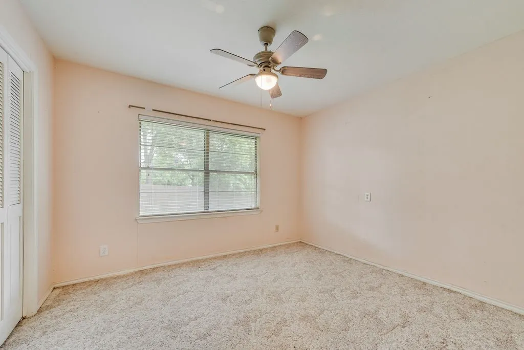 Single Family Residence For Sale in Kaufman County , 305 W 2nd North Street, Kaufman, Texas 75142, 3 Bedroom, 2 Bathroom, 2 Garage spaces, 2,130 Sqft, built in 1975, mls#21280095, Real Estate Agent in Kaufman, Homes For Sale in Kaufman county, Homes For Sale in Kaufman, Realtor in Kaufman Texas, Real Estate Brokerage Independent Realty Texas, Luminita Cordes Realtor