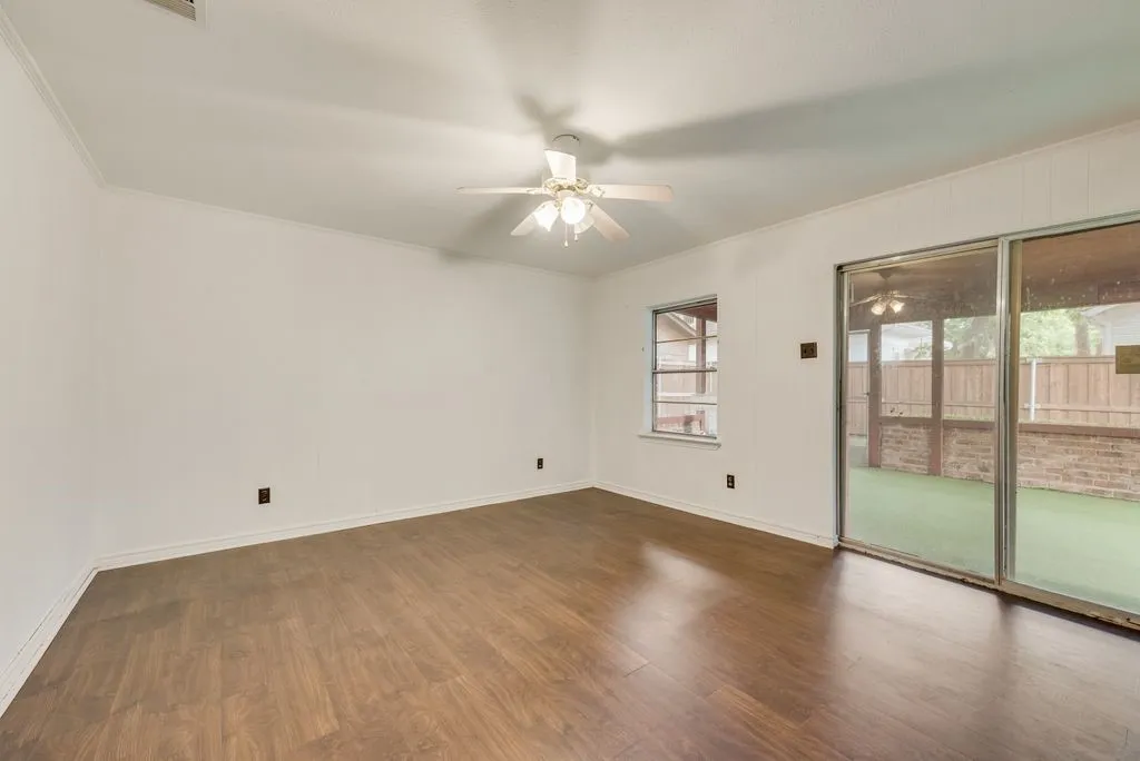 Single Family Residence For Sale in Kaufman County , 305 W 2nd North Street, Kaufman, Texas 75142, 3 Bedroom, 2 Bathroom, 2 Garage spaces, 2,130 Sqft, built in 1975, mls#21280095, Real Estate Agent in Kaufman, Homes For Sale in Kaufman county, Homes For Sale in Kaufman, Realtor in Kaufman Texas, Real Estate Brokerage Independent Realty Texas, Luminita Cordes Realtor