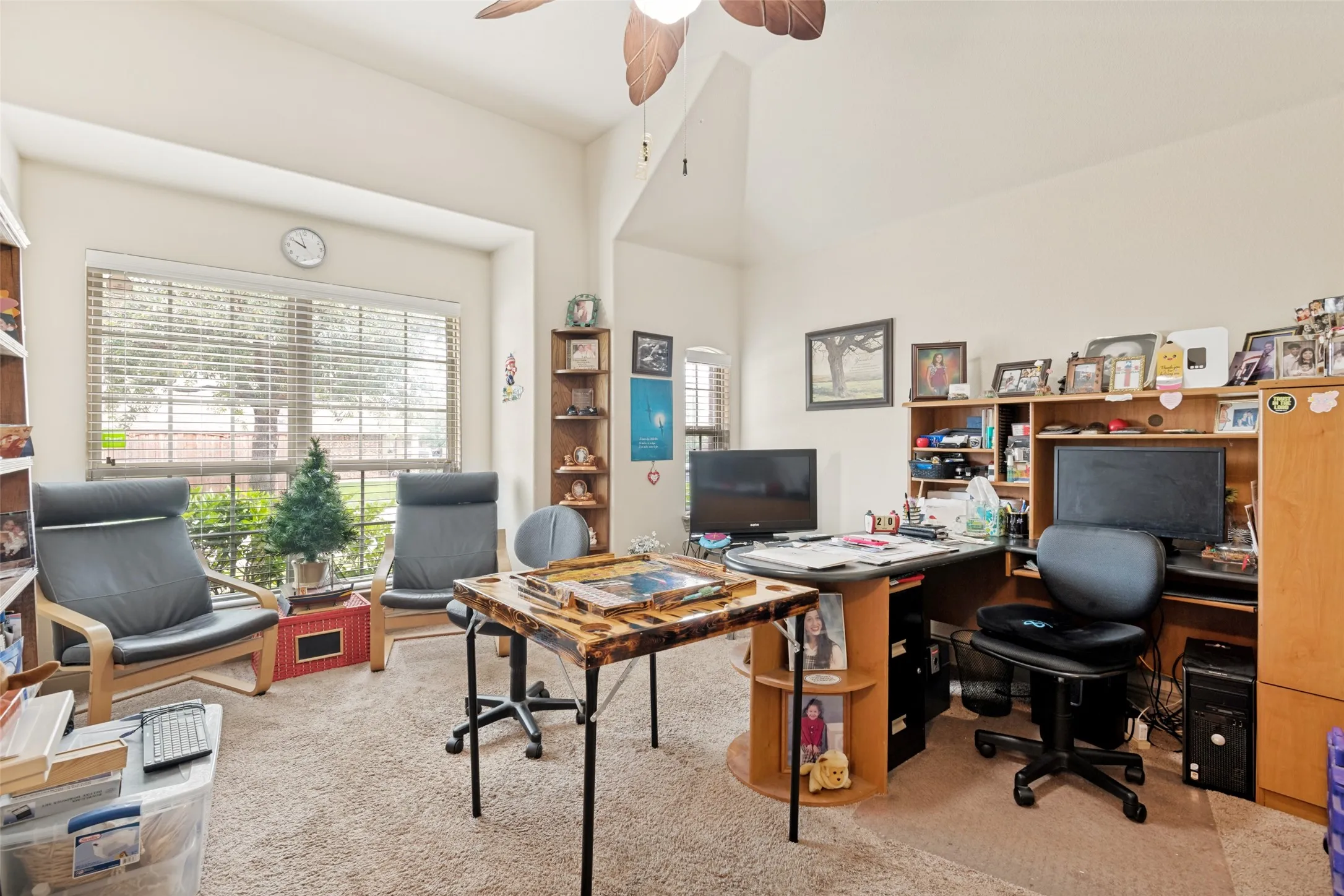 Great size office with beams of natural light for the work at Home Family